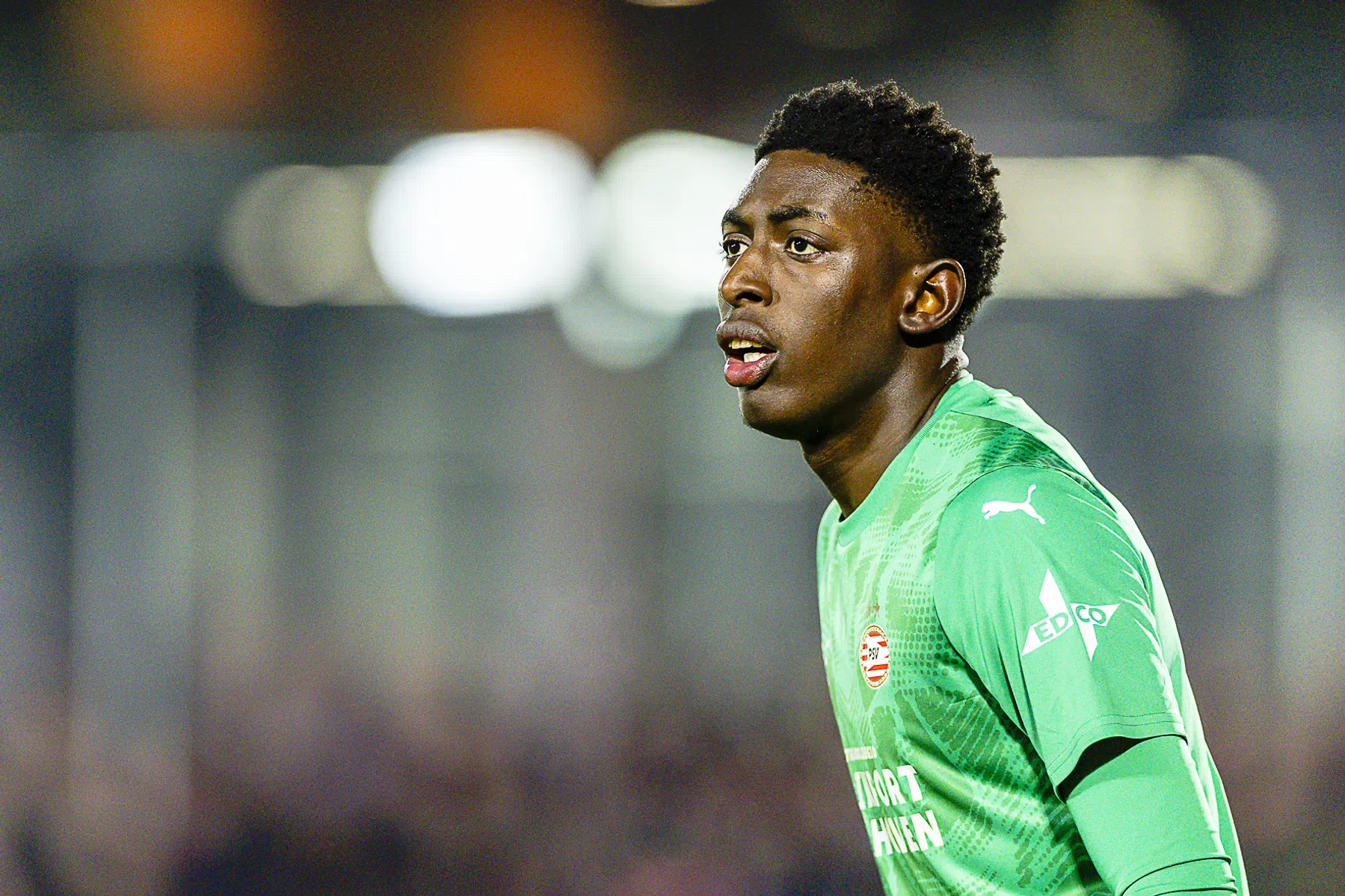 Gigantische blunder Jong PSV-keeper Ngom helpt De Graafschap in het zadel