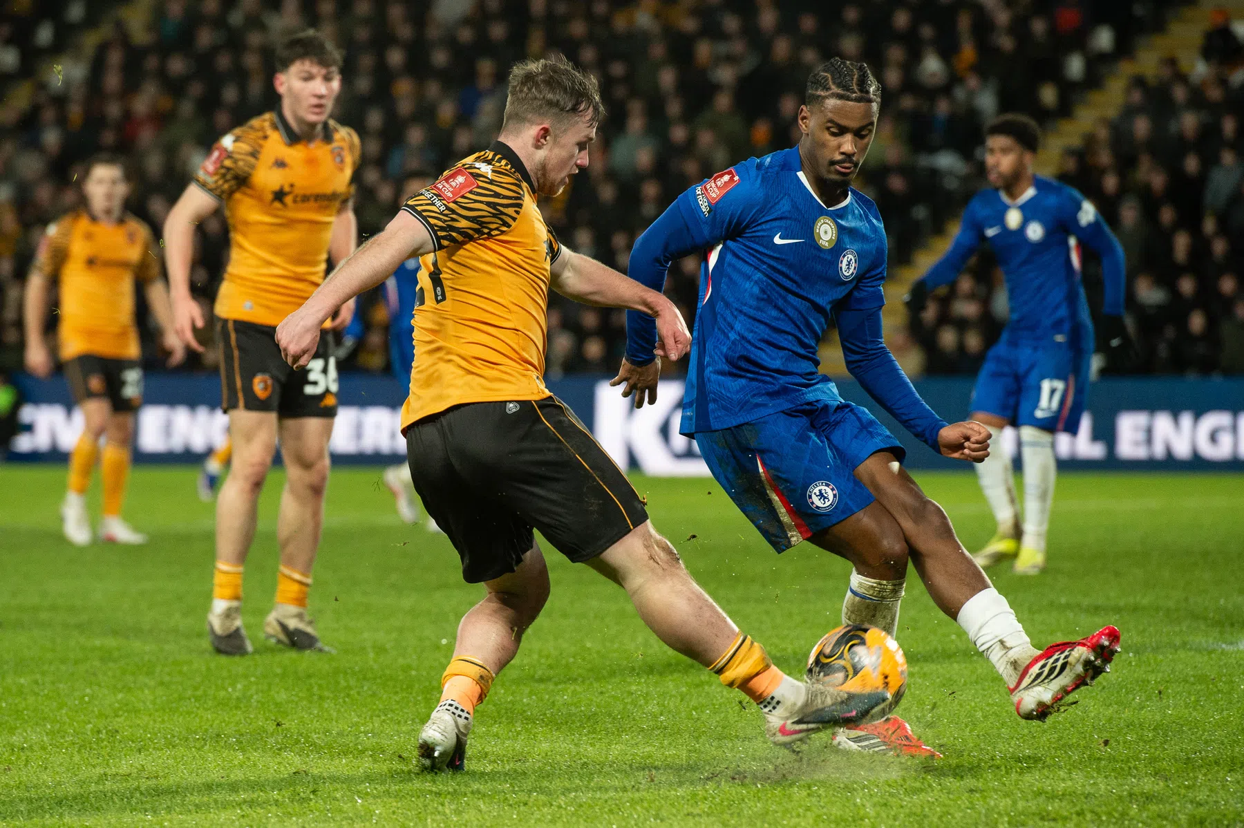 Hato maakt indruk op Engelse media als 'capabele vervanger van Cucurella'