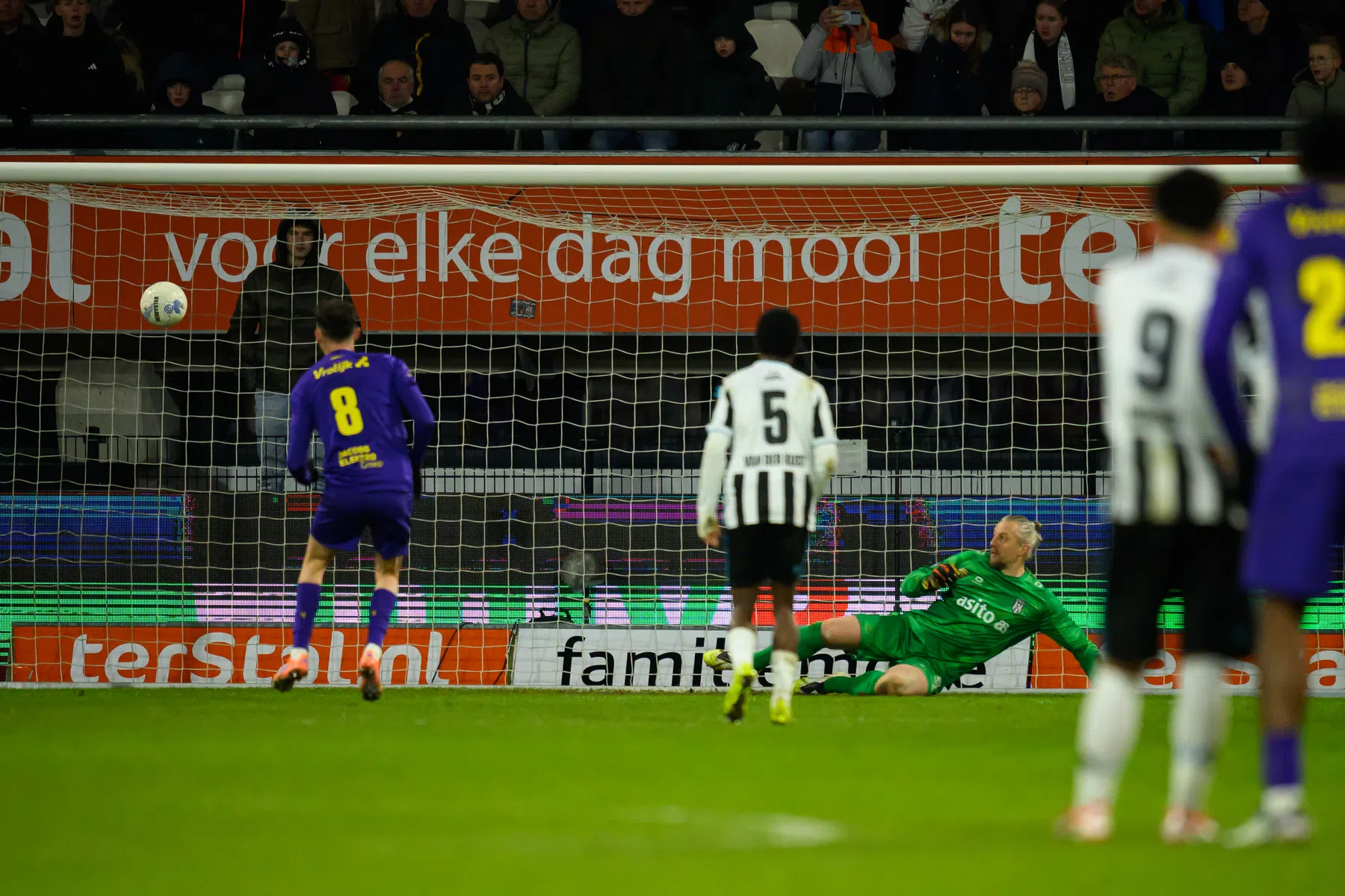 NAC Breda wint degradatiekraker en draagt rode lantaarn over aan Heracles