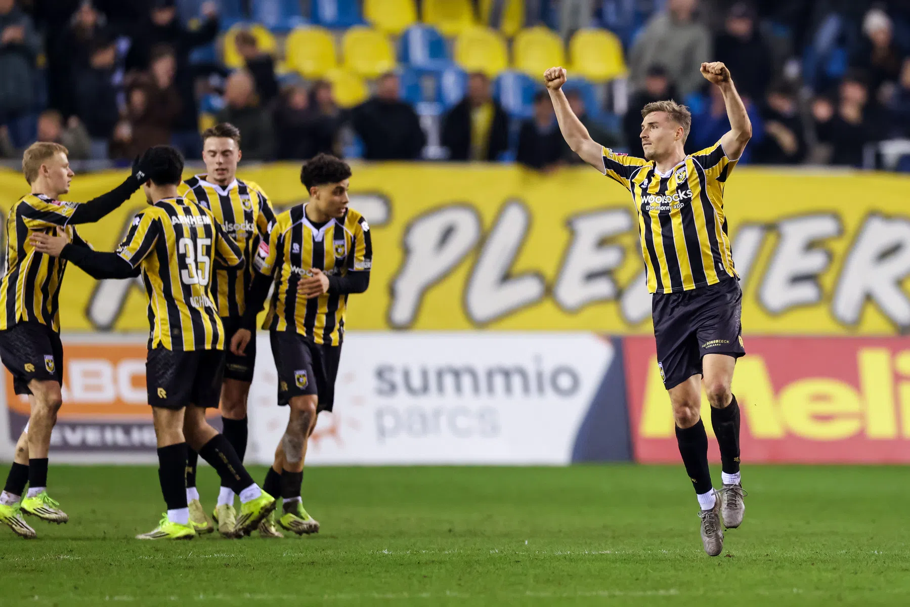 Vitesse redt punt na vermakelijke slotfase tegen VVV-Venlo