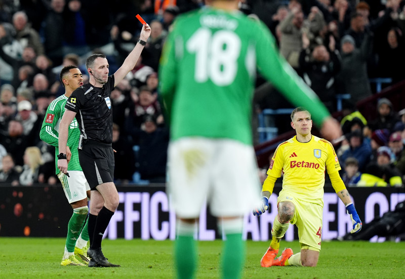 Newcastle wint chaotisch FA Cup-duel: hoofdrol voor schlemiel Bizot en arbitrage