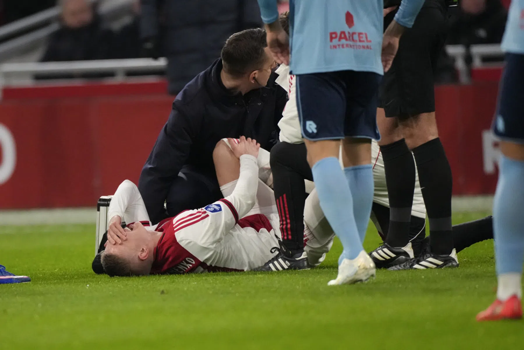 Basisdebuut wordt drama voor Zinchenko: Ajax-aanwinst raakt snel geblesseerd