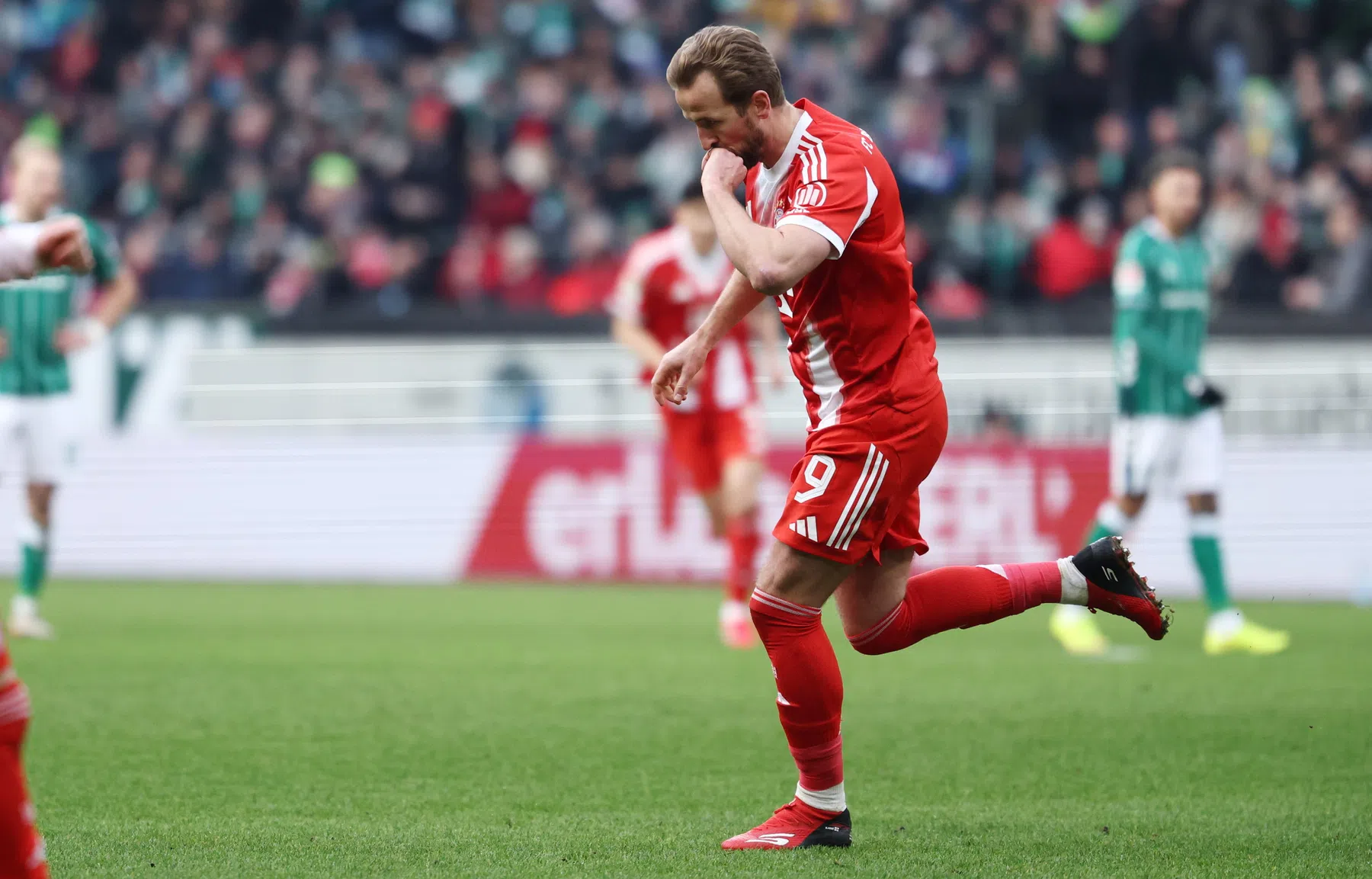 Kane bereikt mijlpaal van 500 goals, Leverkusen dankt Poku tegen St. Pauli