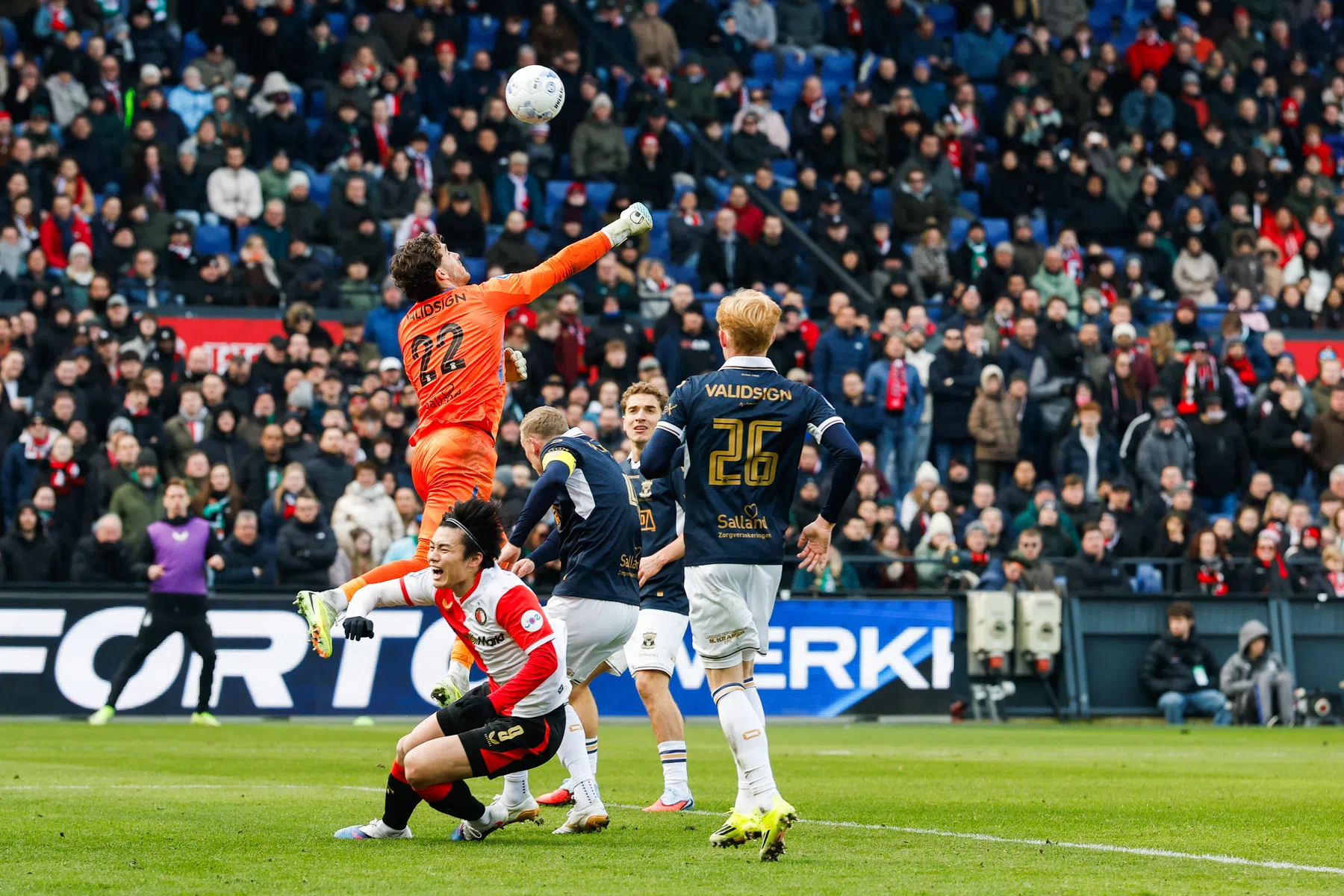 Feyenoord ontsnapt door penalty na lange worsteling tegen tiental Go Ahead