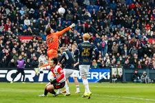 Feyenoord ontsnapt door penalty na lange worsteling tegen tiental Go Ahead