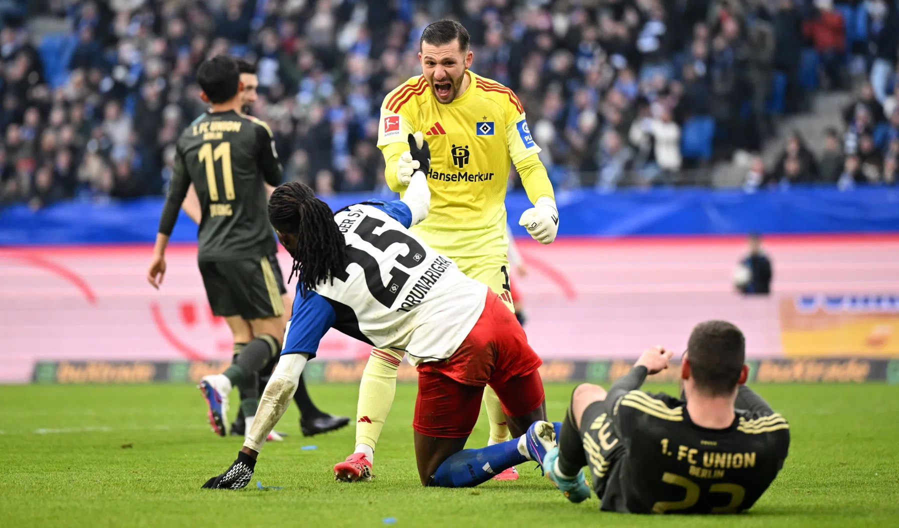 Hachelijke momenten: HSV-keeper haalt opgelucht adem