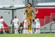 Thumbnail for article: Storm, schapenkoppen, jetlags: de keeper die van eiland naar eiland hopt