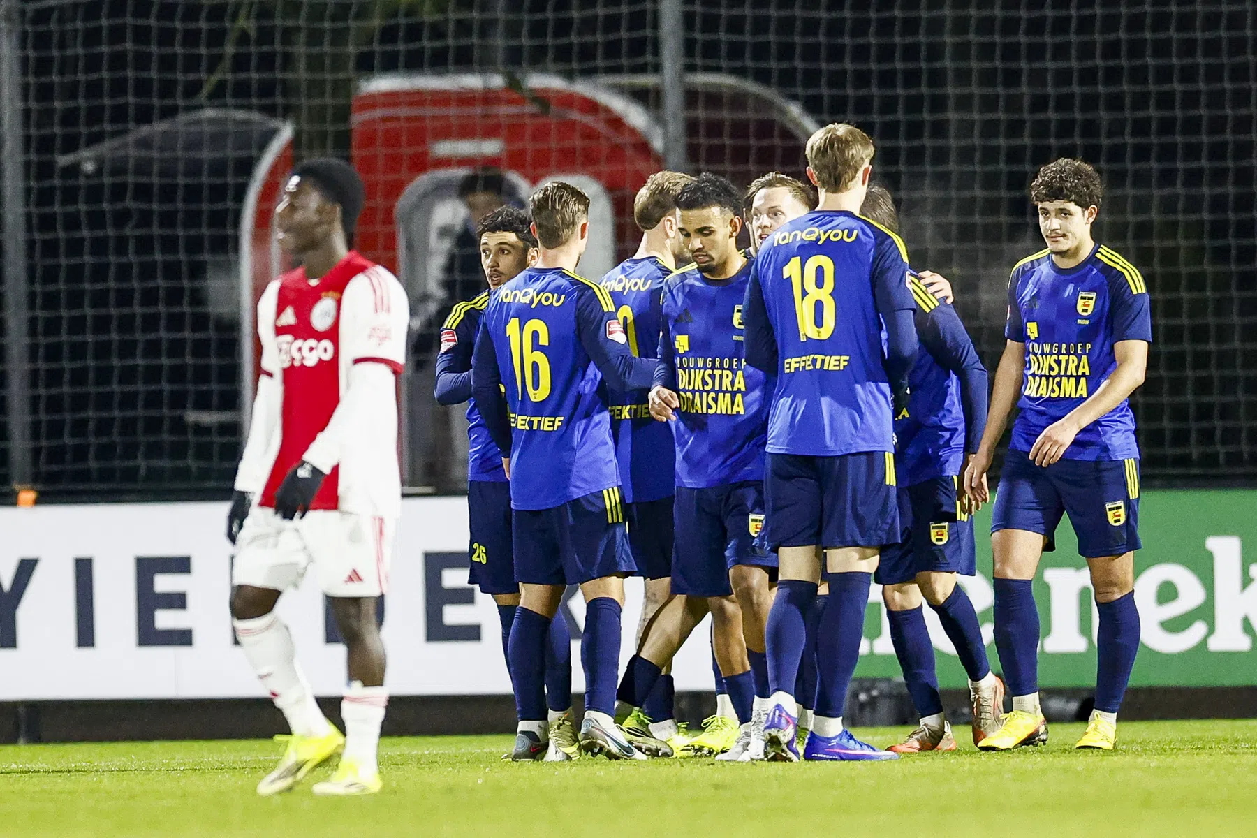 Cambuur klopt Jong Ajax in slotfase en hervat jacht op ADO