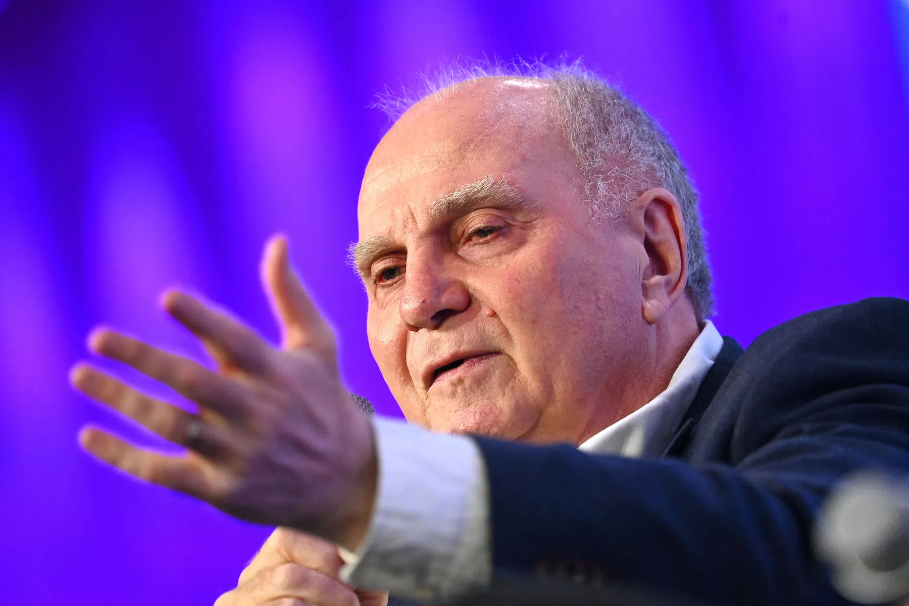 Hoeness verklaart oorlog aan zaakwaarnemers