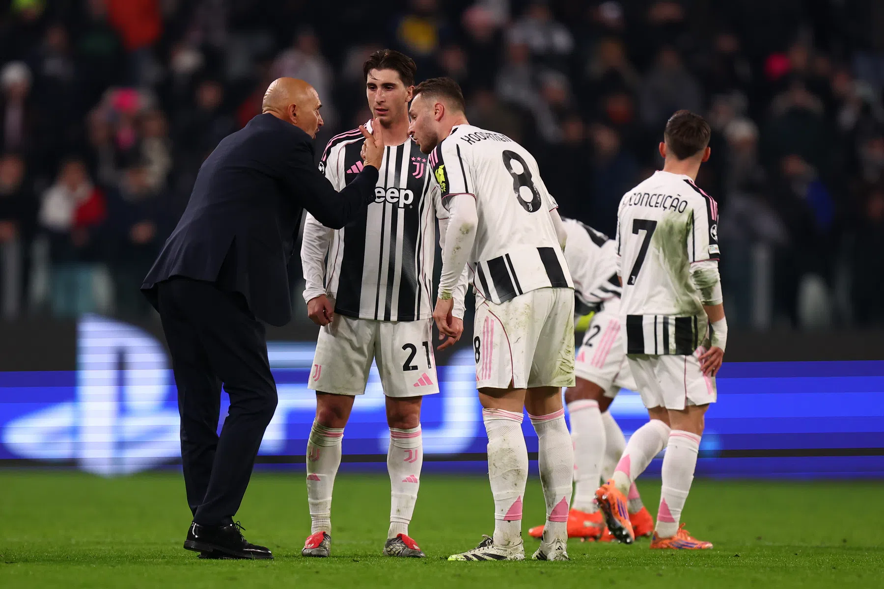 Heldenrol Koopmeiners sneeuwt onder na nieuwe rode kaart: 'Slimmer zijn'