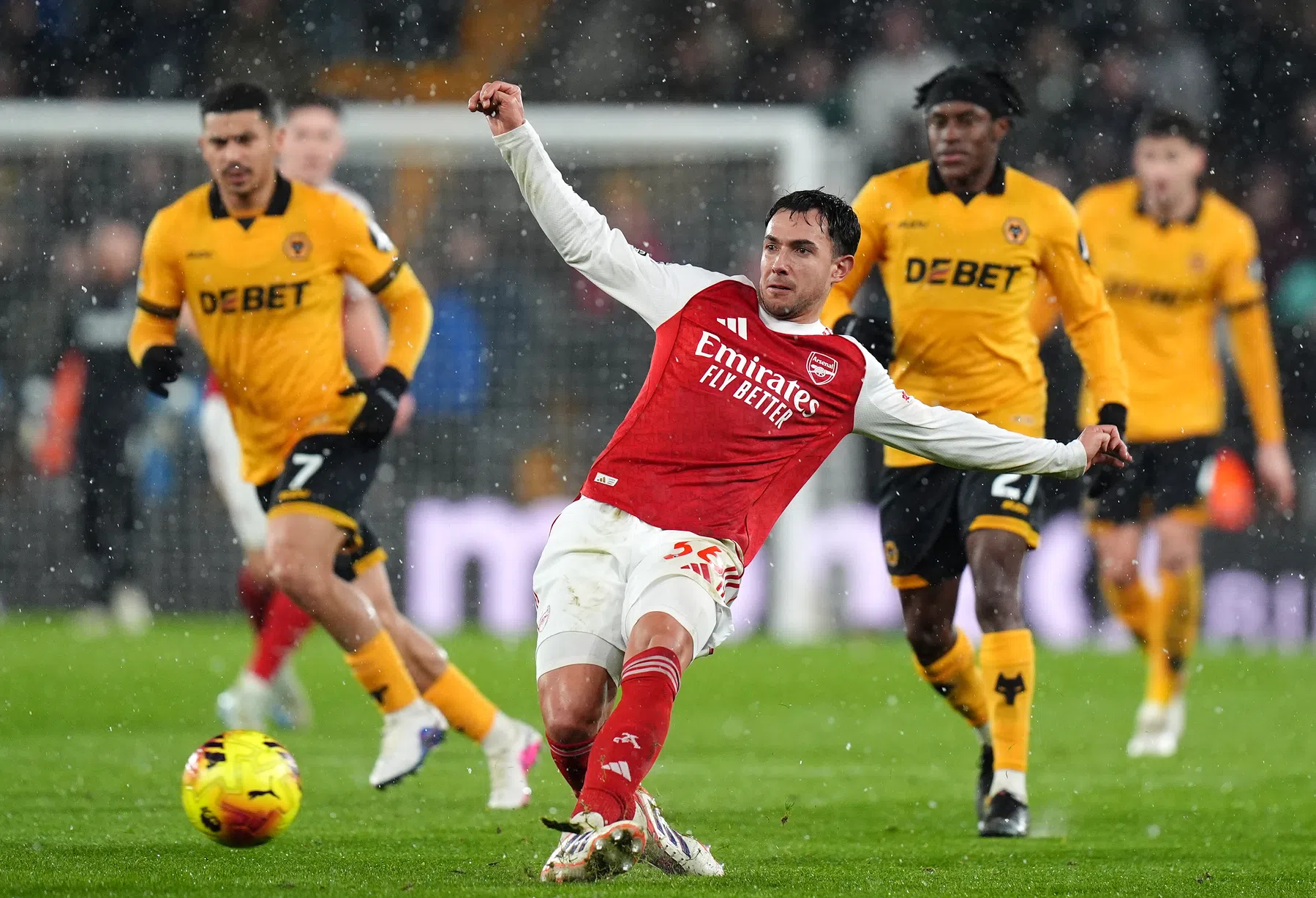 Hekkensluiter Wolves laat Man City juichen: Arsenal geeft het in blessuretijd weg