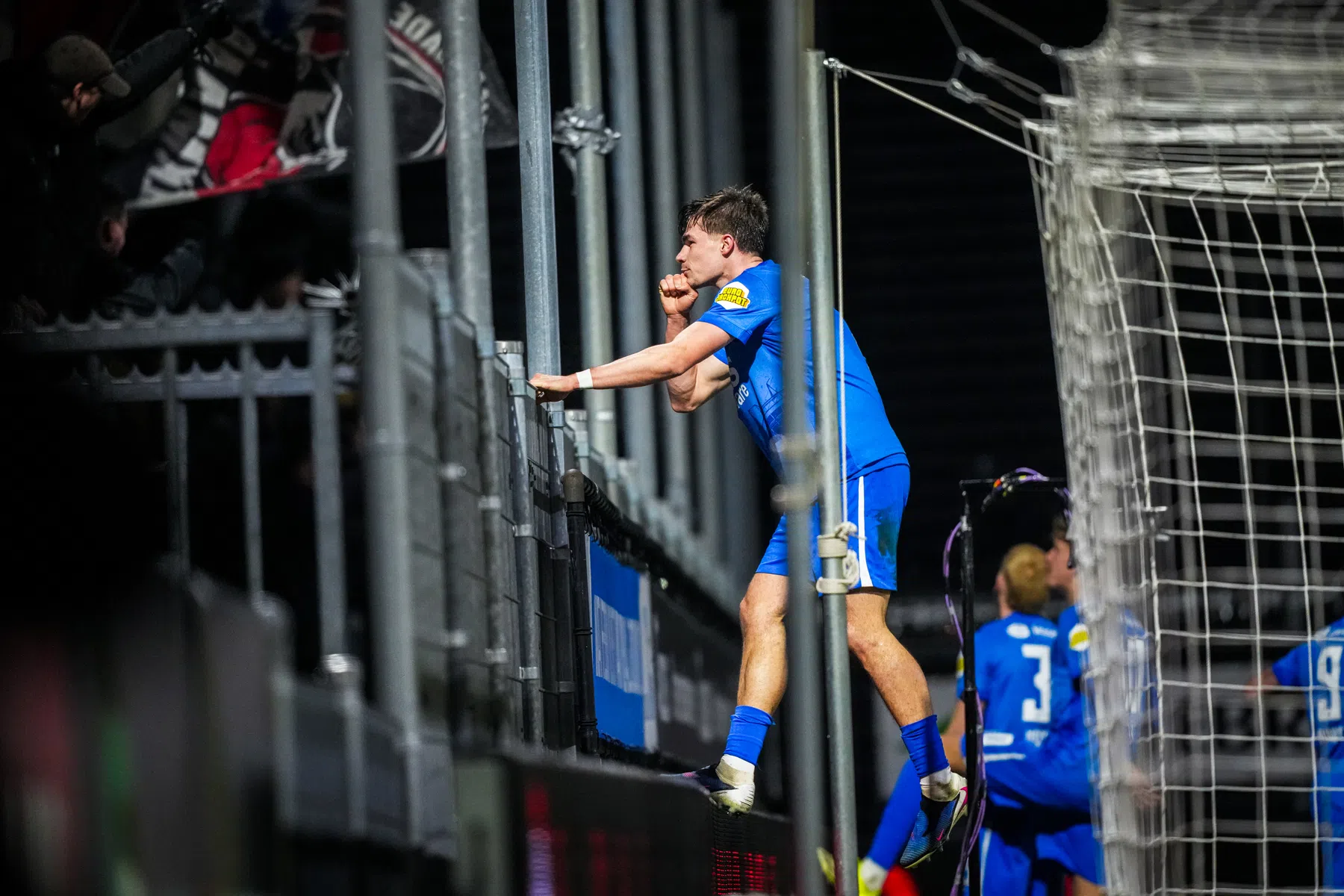 Goes reageert lachend op tackle op veldbestormer: 'Ik vond het een rode kaart'