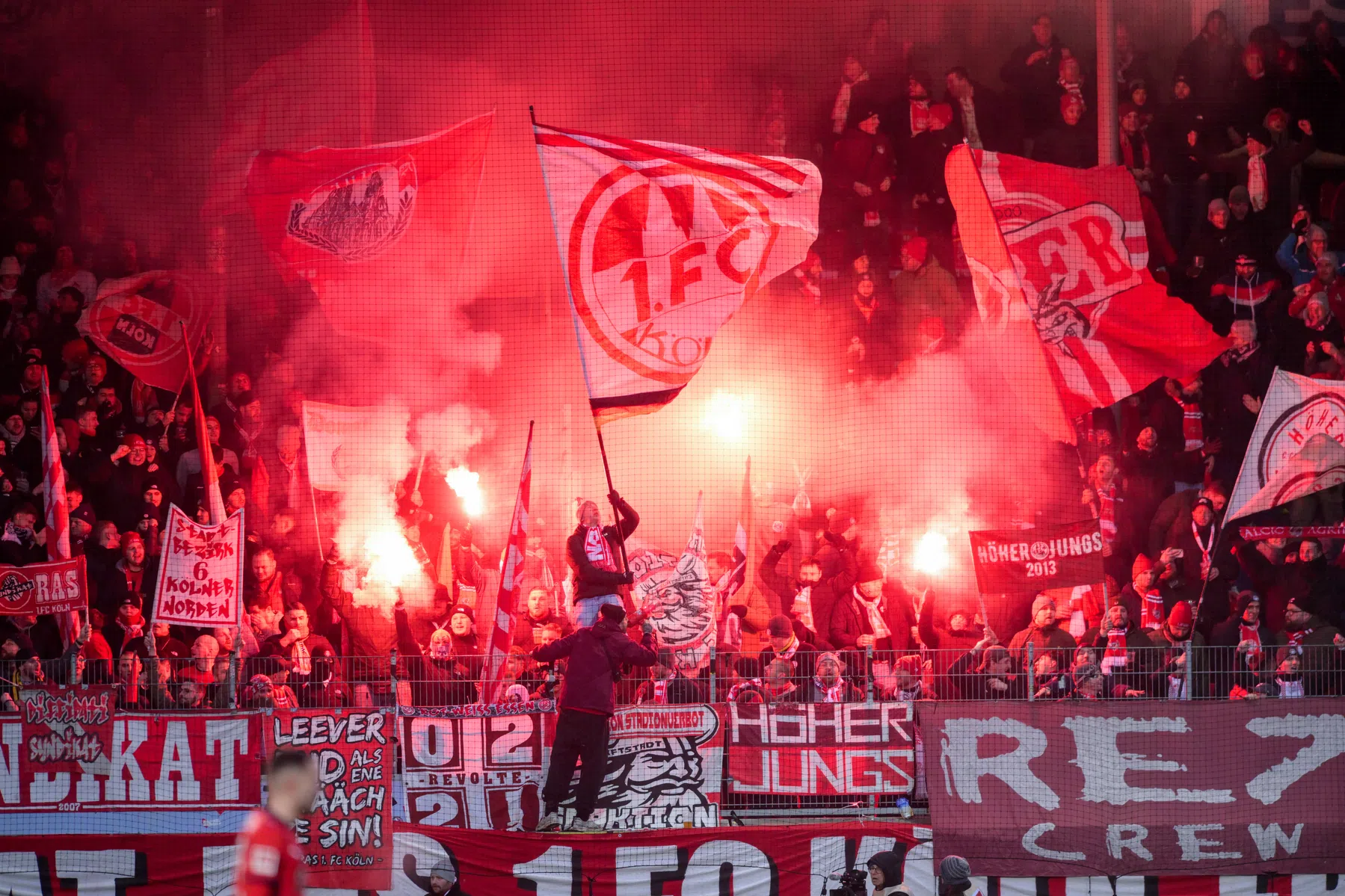 DFB incasseert meer dan twee miljoen euro: Duitse clubs klagen over pyroboetes