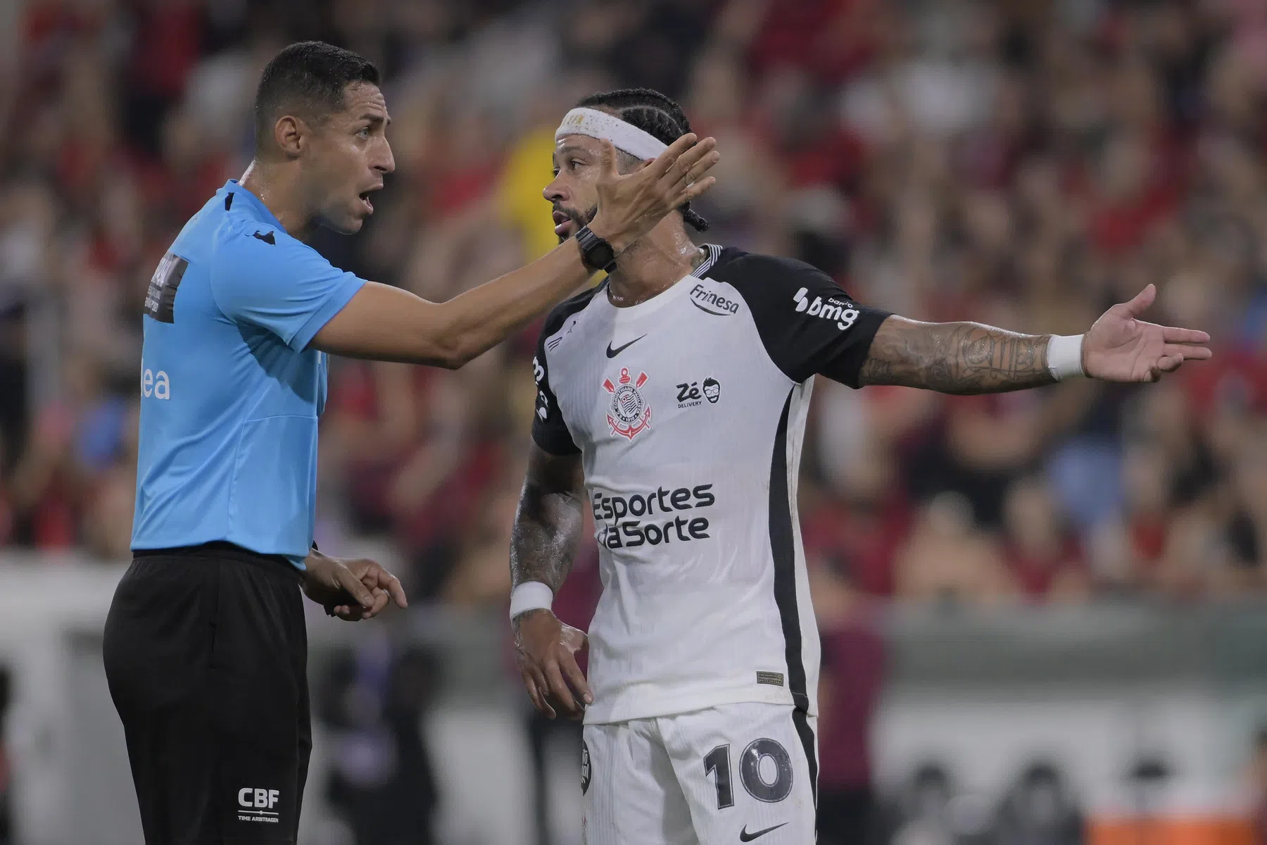 Memphis hekelt veld en heeft na Corinthians-zege boodschap voor arbitrage