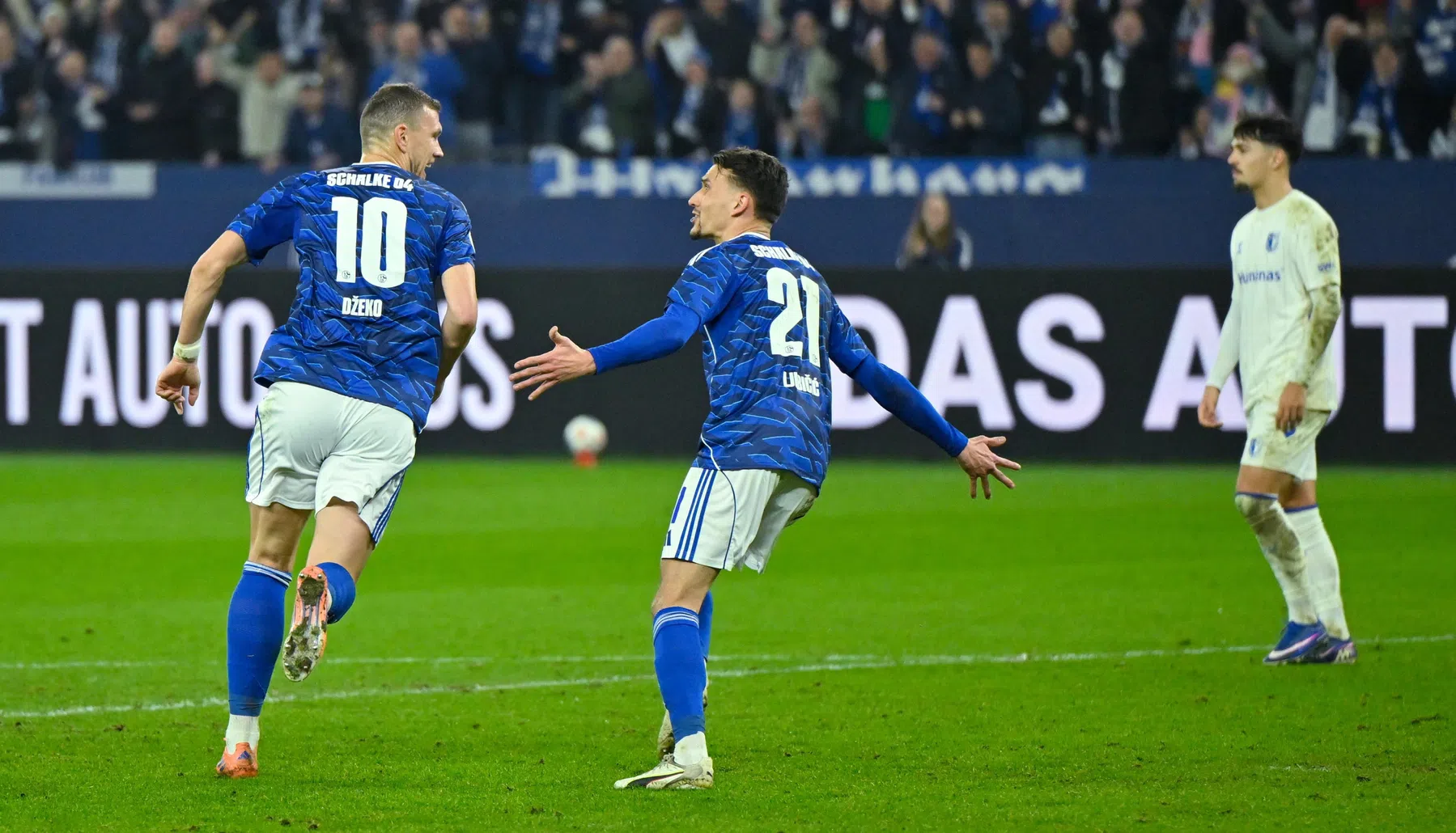 Dzeko geeft titelaspiraties Schalke extra glans na doelpuntenfestijn