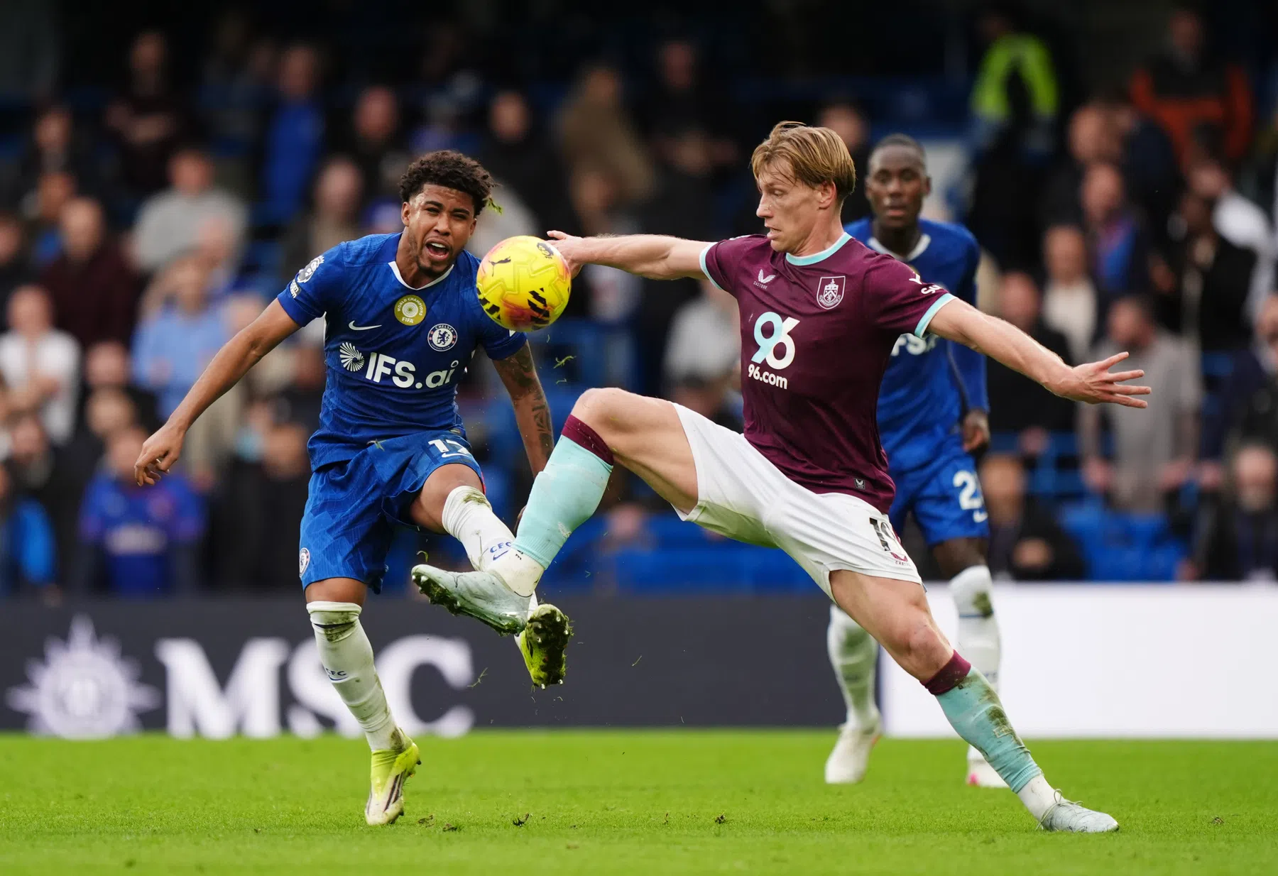 Flemming dompelt Chelsea in rouw met kopbal in blessuretijd