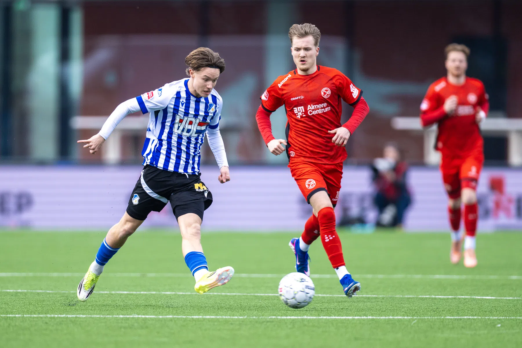 Wereldgoal Simons bezorgt FC Eindhoven in blessuretijd de volle buit