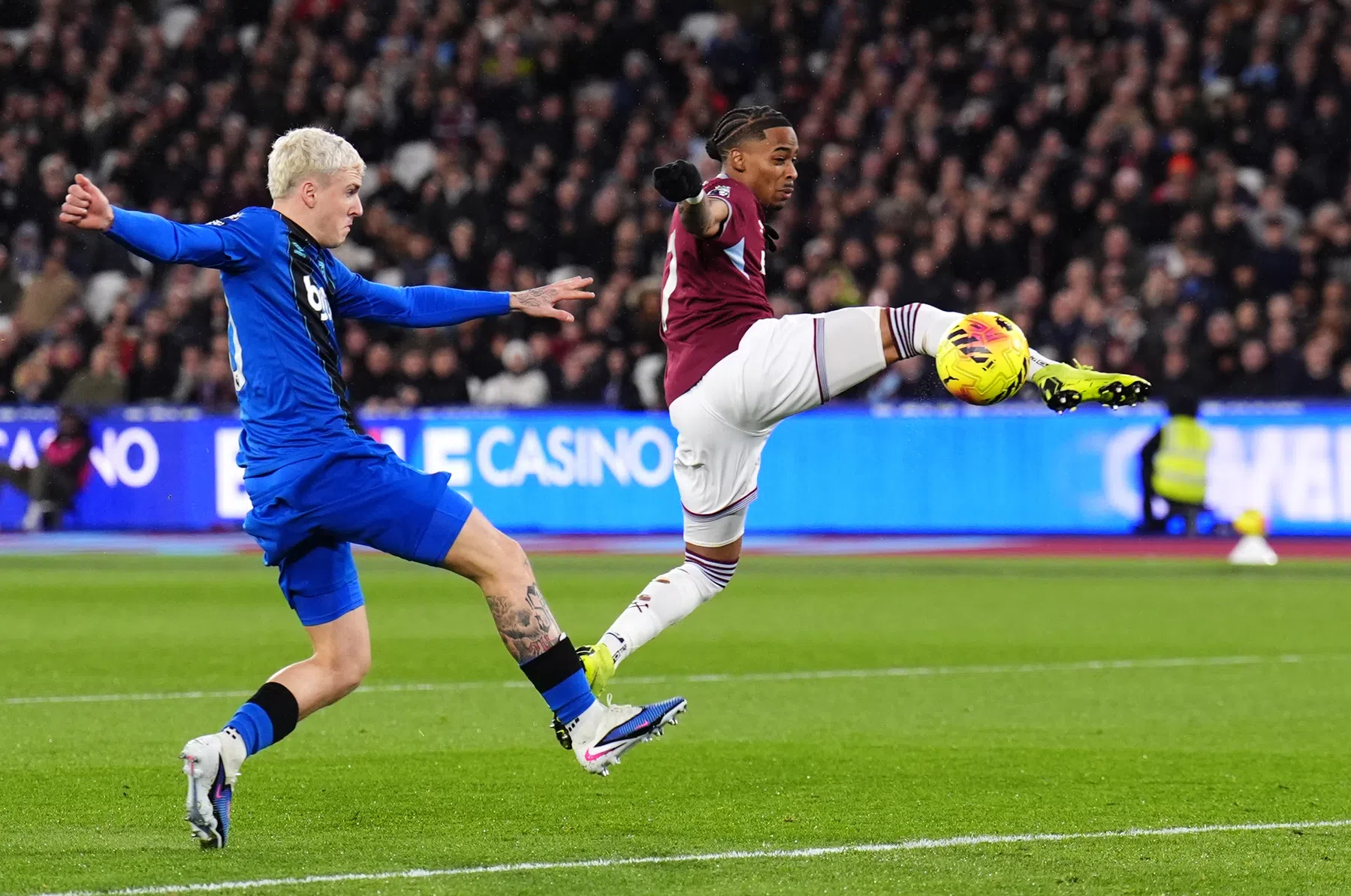 Summerville imponeert onder toeziend oog assistent-bondscoach Van Nistelrooij