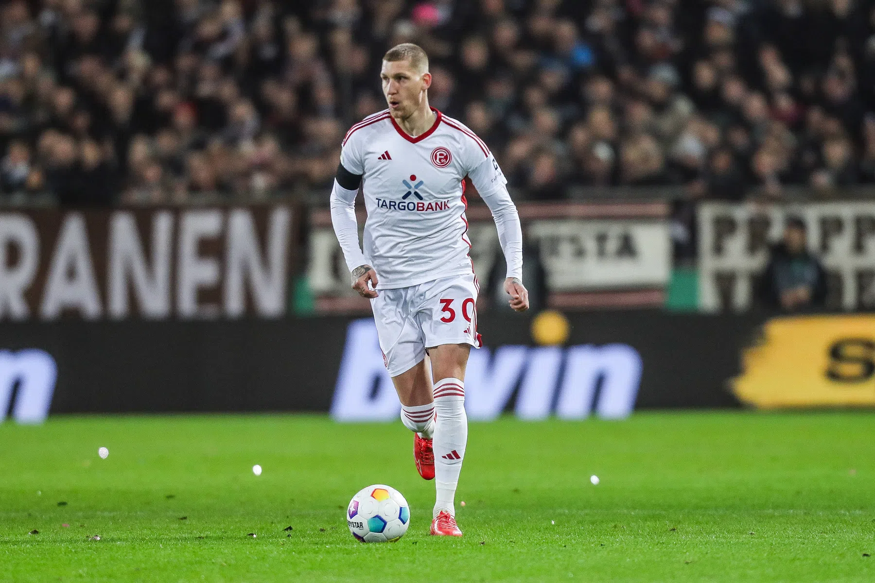 De Wijs kent middag met twee gezichten: verdediger loopt vlak na goal blessure op