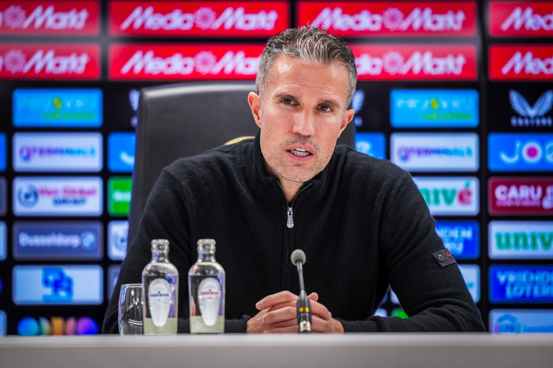 Van Persie geeft update over nieuwe blessures en genoot van debuut Sterling