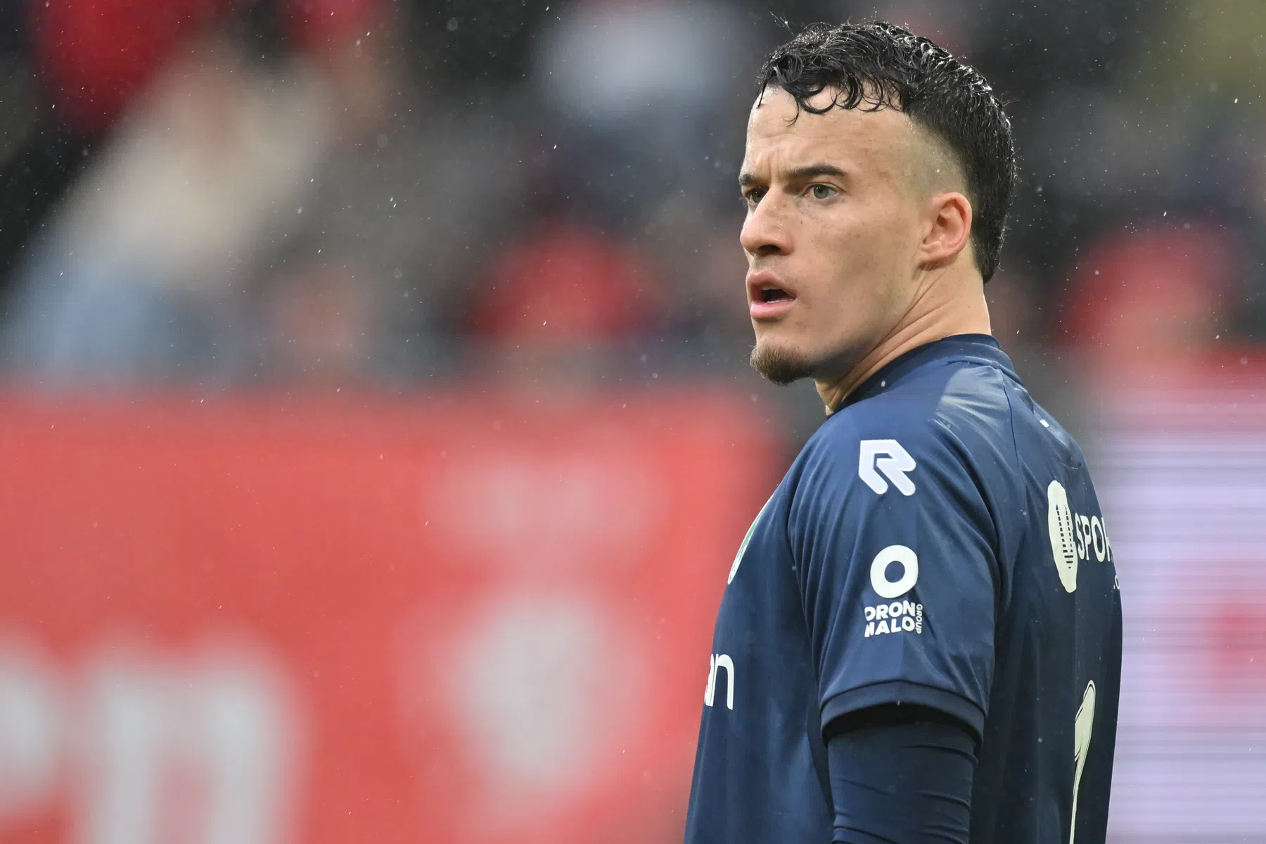 Van den Brom onder de indruk van Vaessen: 'Je speelt tegen twaalf man'