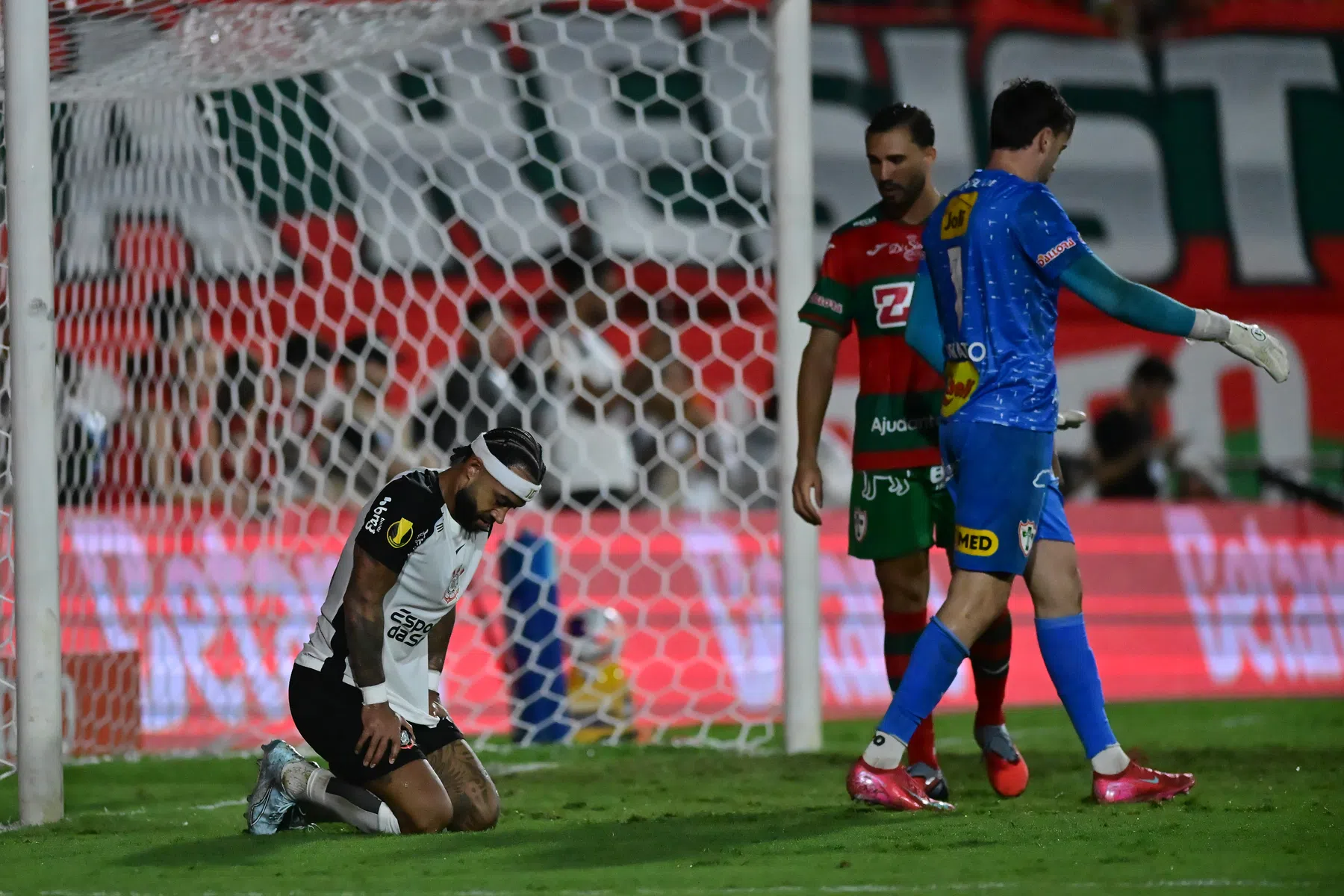 Memphis ziet Corinthians na wissel ontsnappen aan absolute blamage