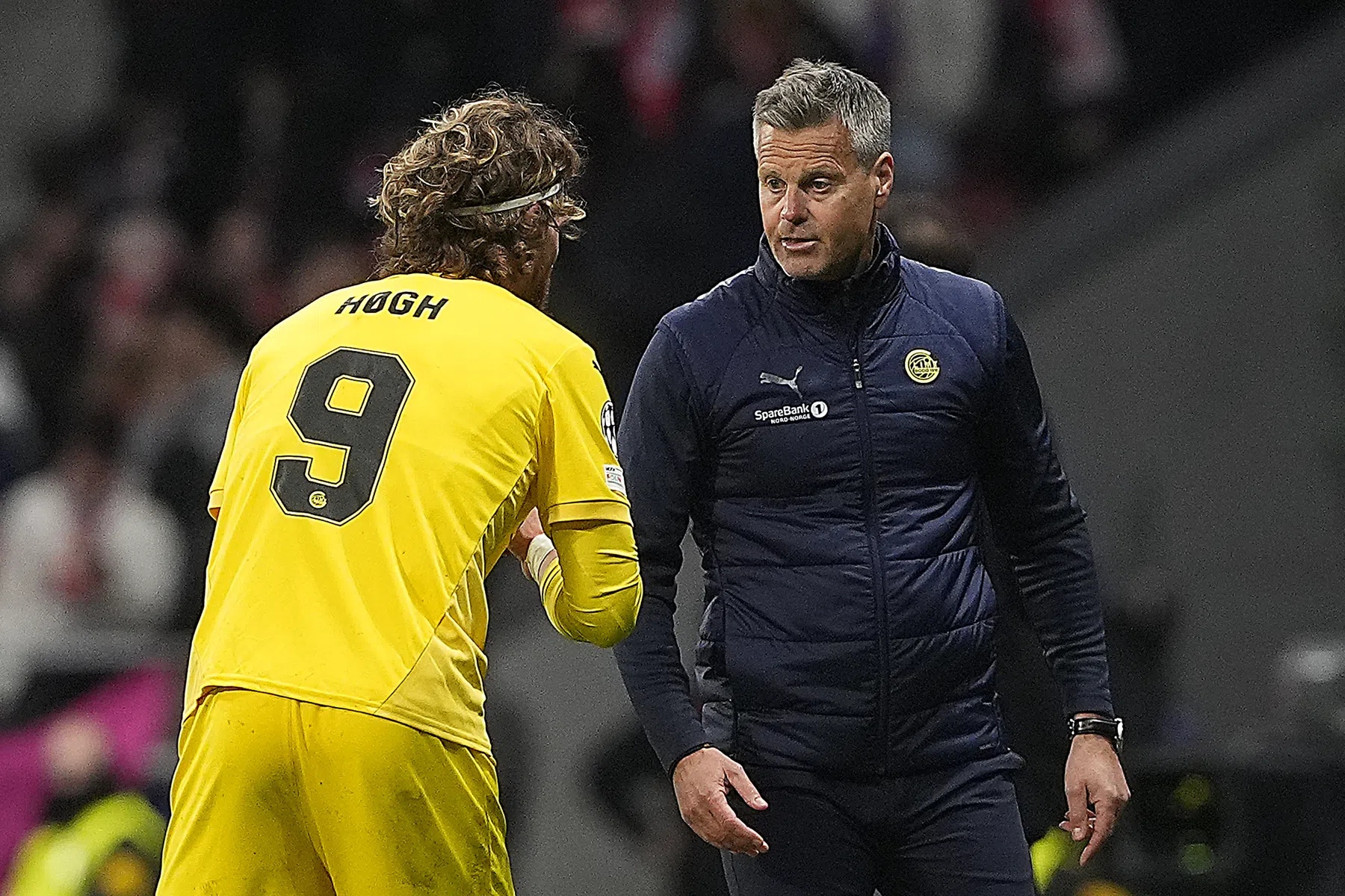 Knutsen pareert kunstgraskritiek: 'Heb Man City er niet over gehoord'