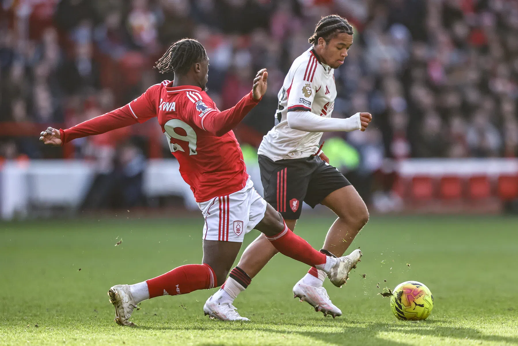 Ngumoha prijst Slot en wacht op zijn moment: 'Ik moet blijven pushen'