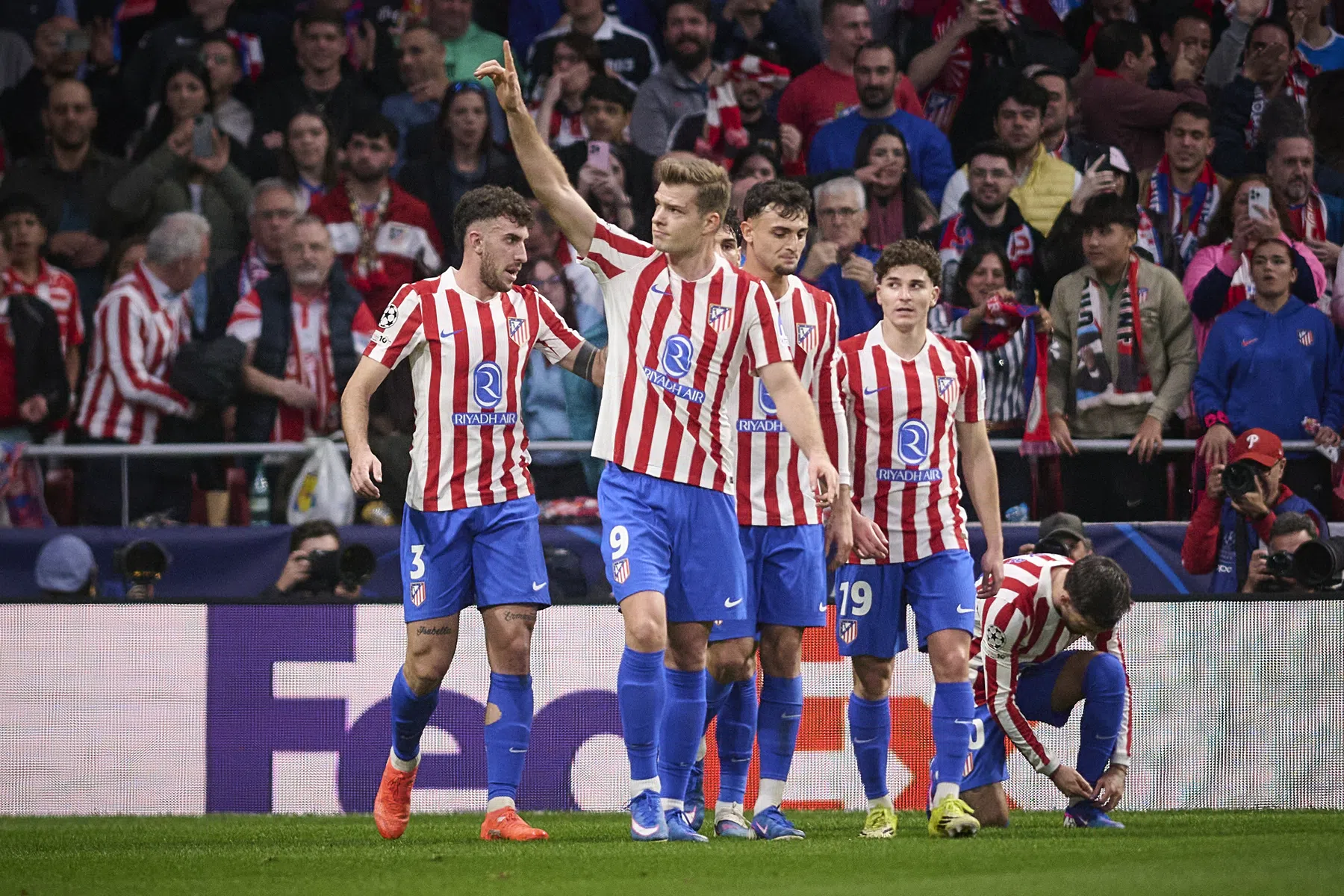 Ontketende Sørloth schiet Atlético Madrid naar volgende ronde Champions League
