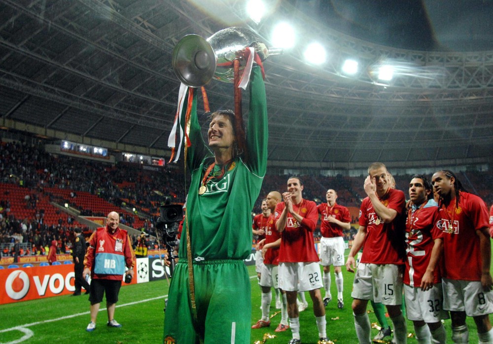 Carragher verkiest Cech en vijf andere keepers boven Van der Sar