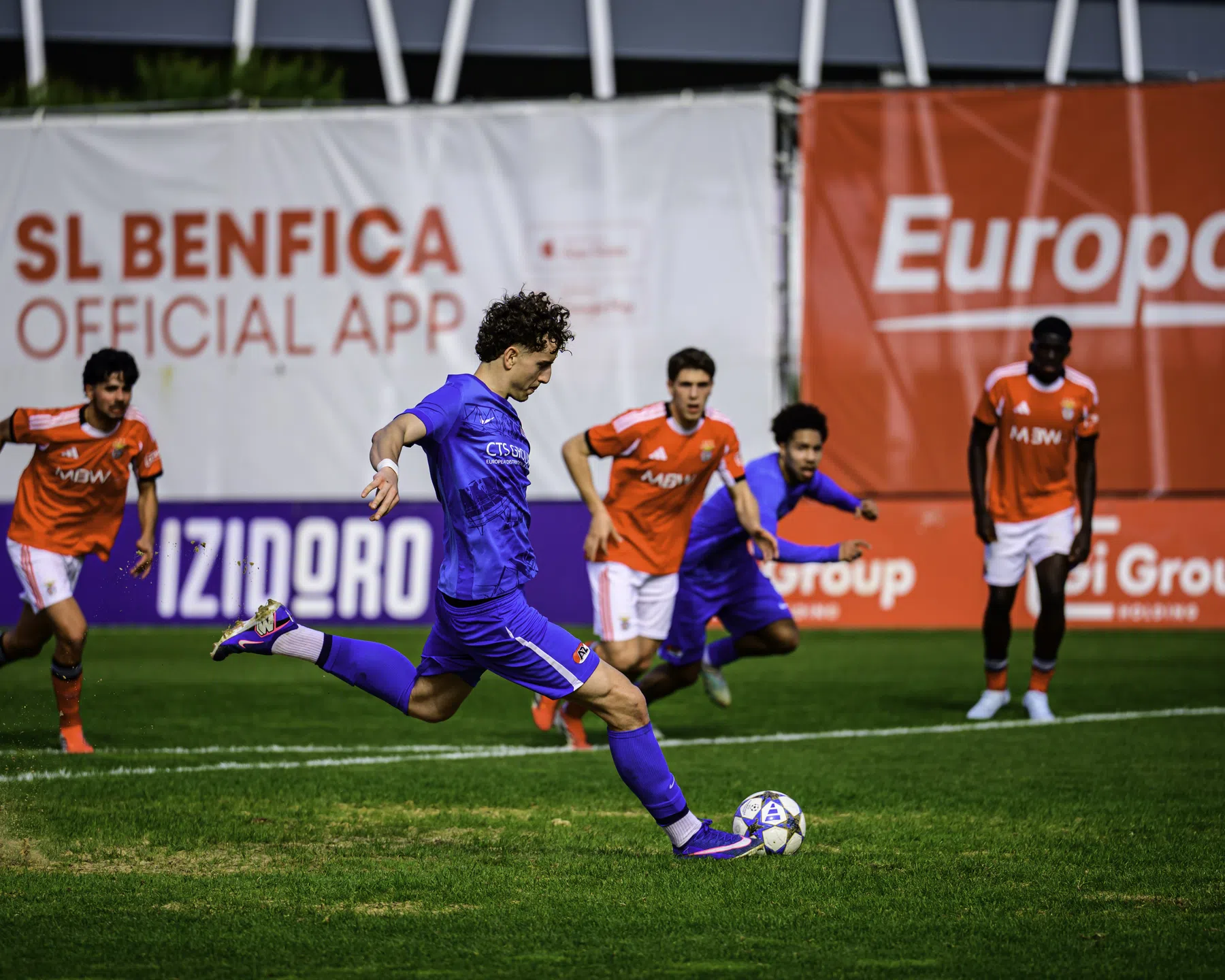 Benfica schakelt AZ uit met zesklapper: Nederland klaar in de Youth League