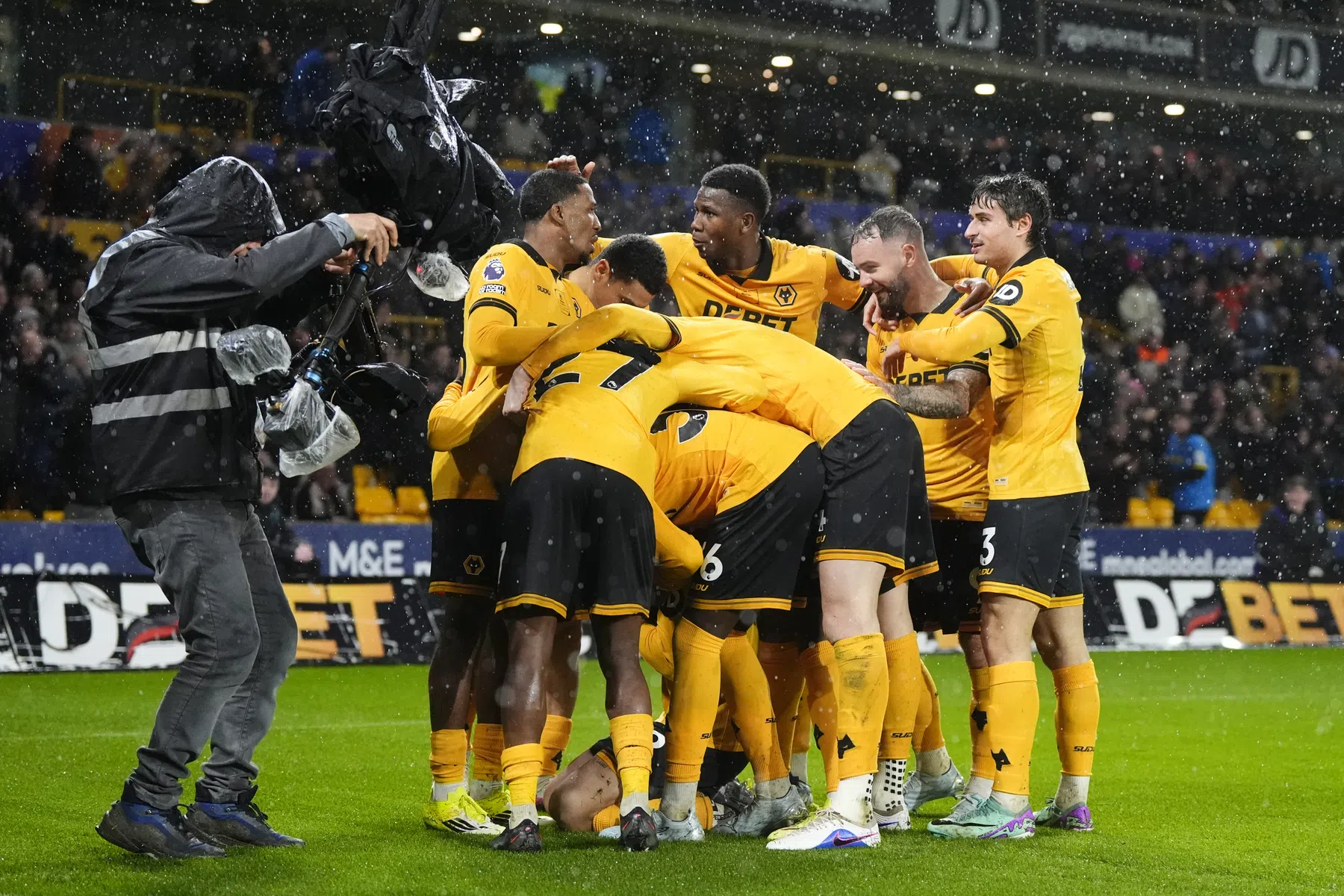 Aston Villa kan titeldroom opbergen na blamage op Molineux