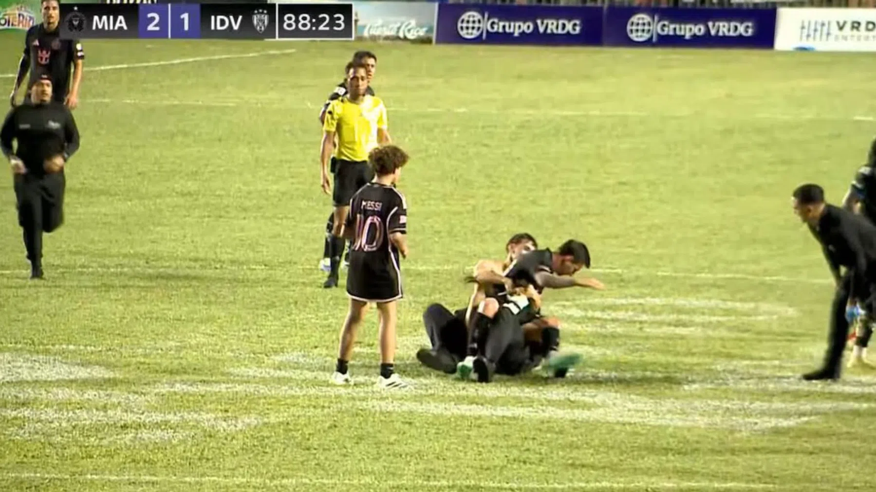 Messi gevloerd door veldbestormer, die stewards te vlug af is