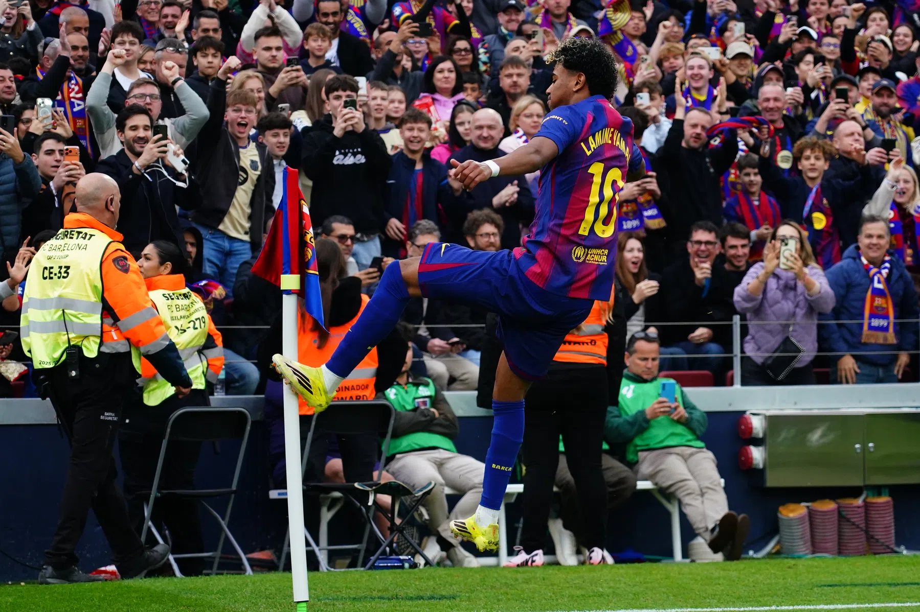 Weergaloze Yamal bereikt fraaie mijlpaal en maakt eerste hattrick voor Barca