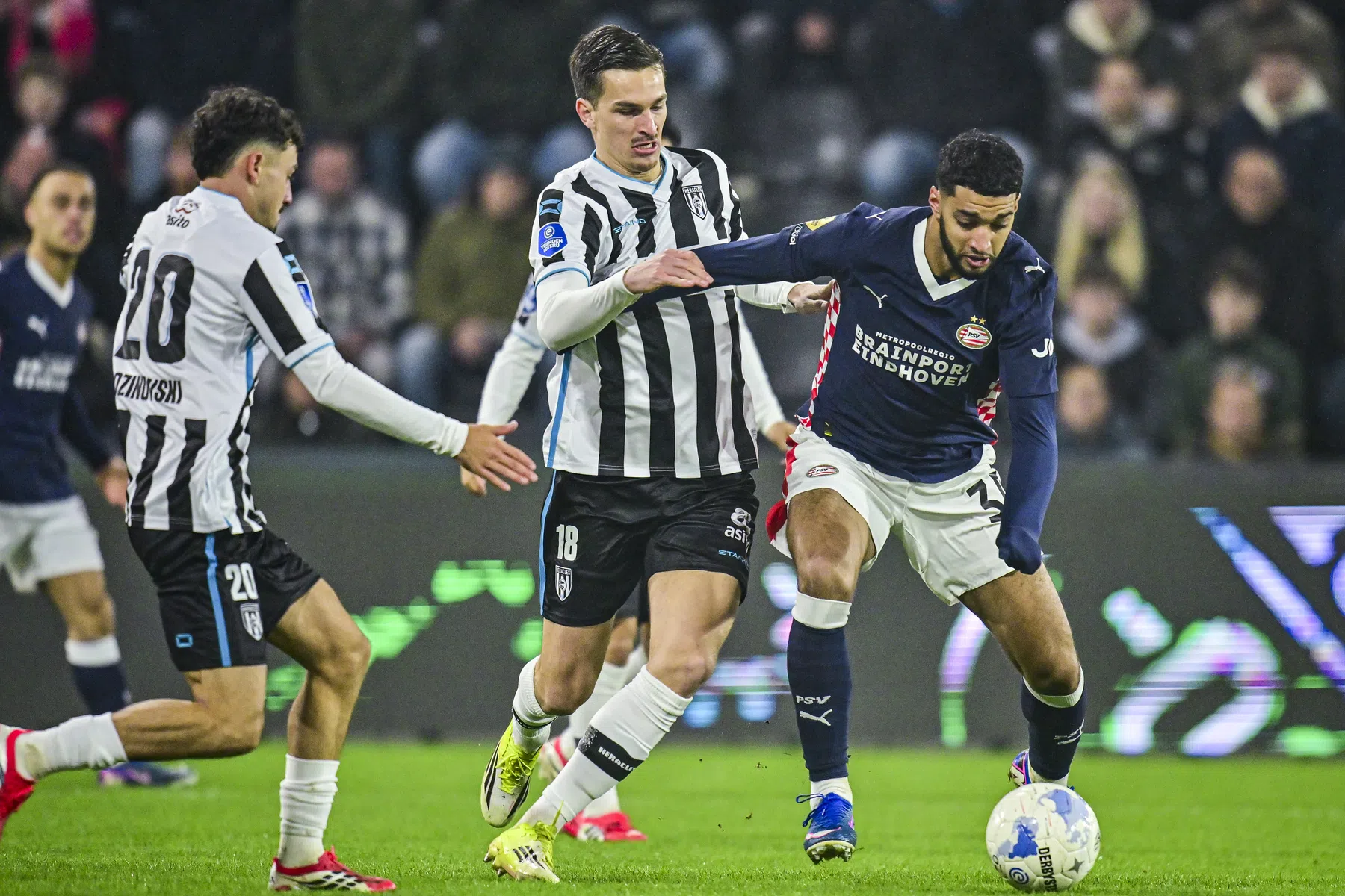 PSV ondanks belabberde tweede helft eenvoudig langs Heracles
