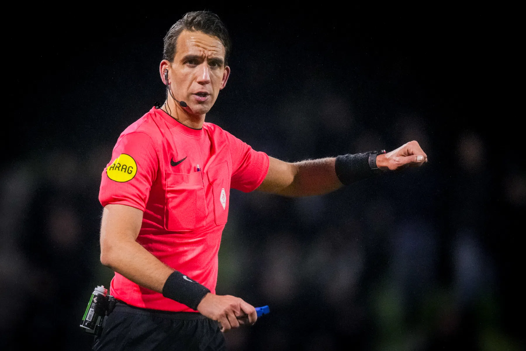 Bijzonder moment: scheidsrechter geeft penalty terwijl bal over achterlijn was