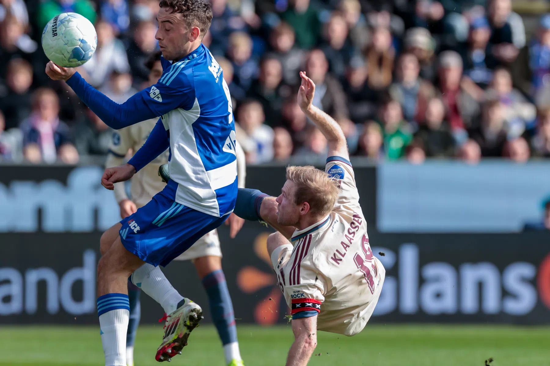 Waarom Ajax geen penalty kreeg voor het handsmoment van Buurmeester