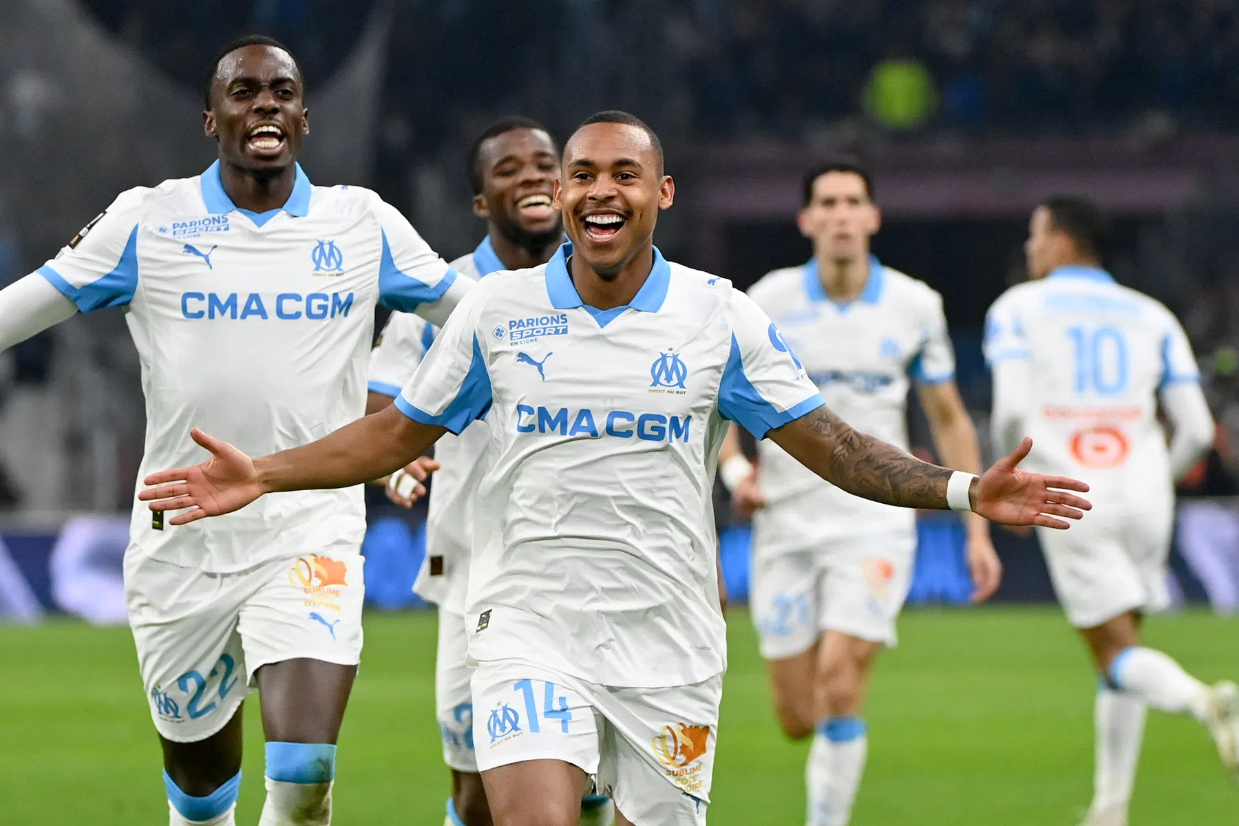 Aubameyang en Paixão helpen Marseille na spectaculair slot aan zege op Lyon