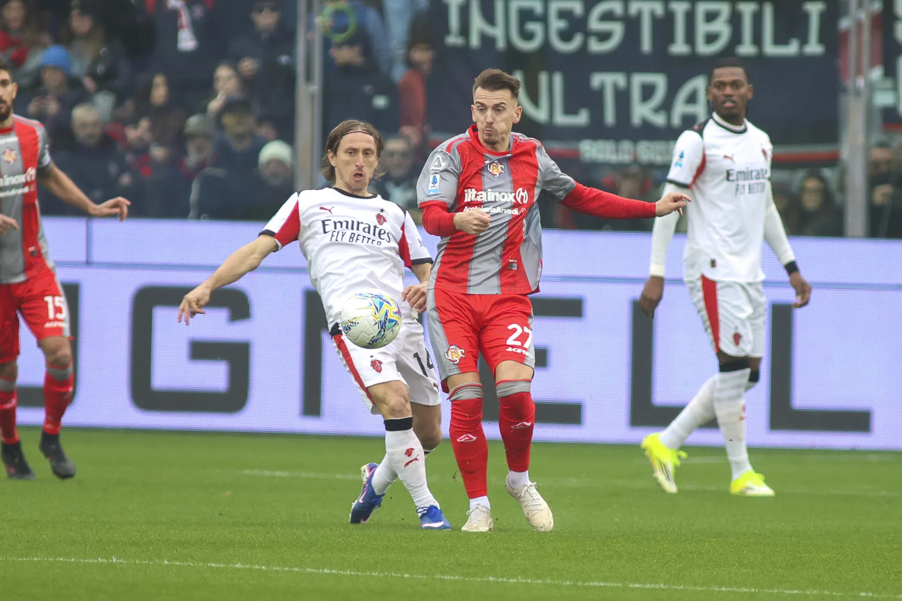 Modric (40) wint op valreep clash der veteranen van Vardy (39)