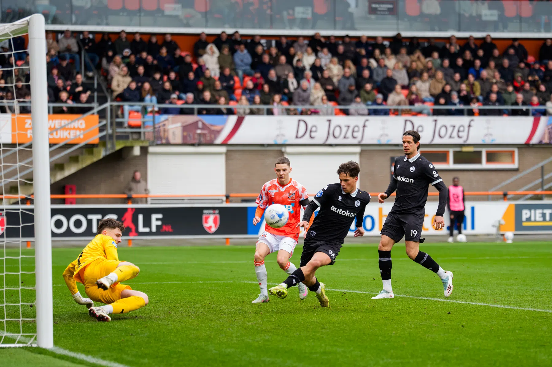 Onmogelijke misser Van Bergen doet pijn: 'Dit is heel waardeloos'