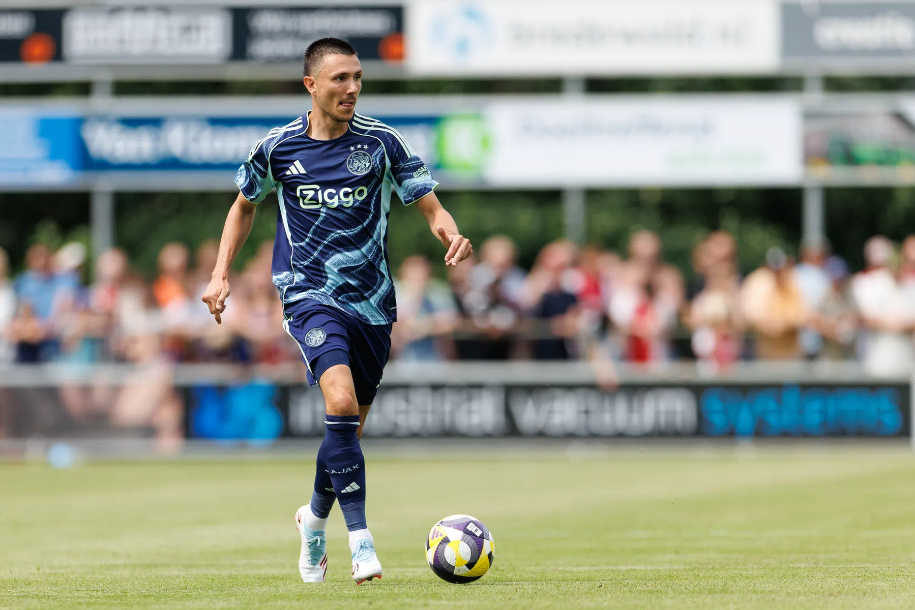 Ajax wint besloten oefenduel van NAC, Berghuis trefzeker