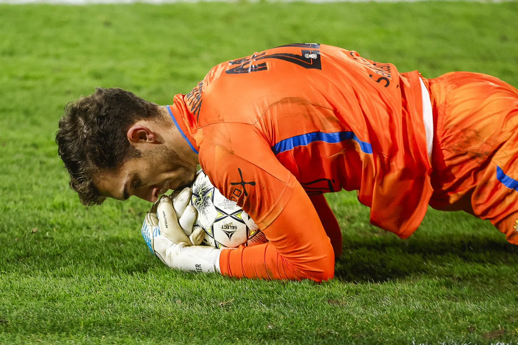 Zo lang mag de keeper de bal in zijn handen hebben (met uitzondering)