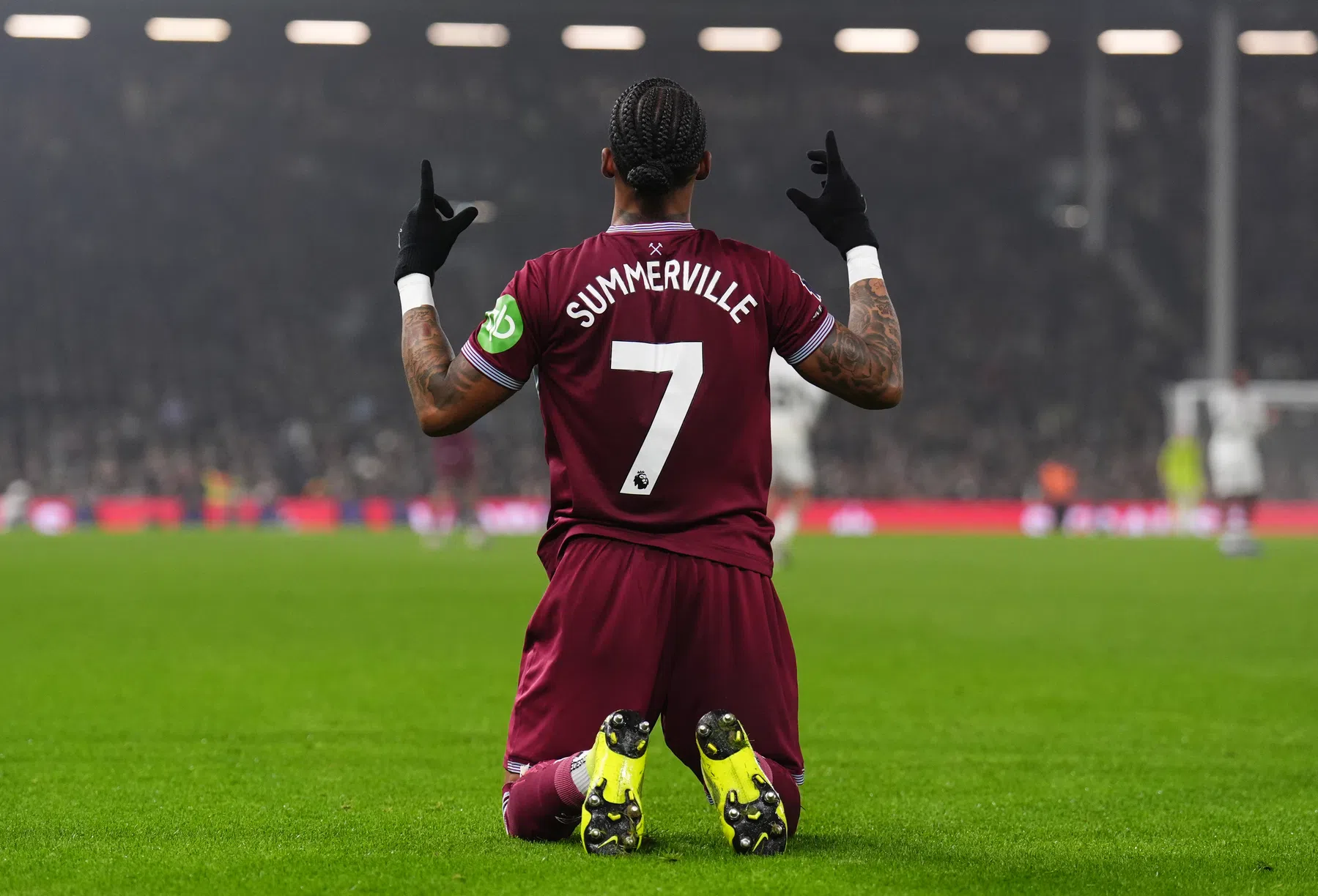 Puntenverlies Manchester City, hattrick João Pedro en matchwinner Summerville