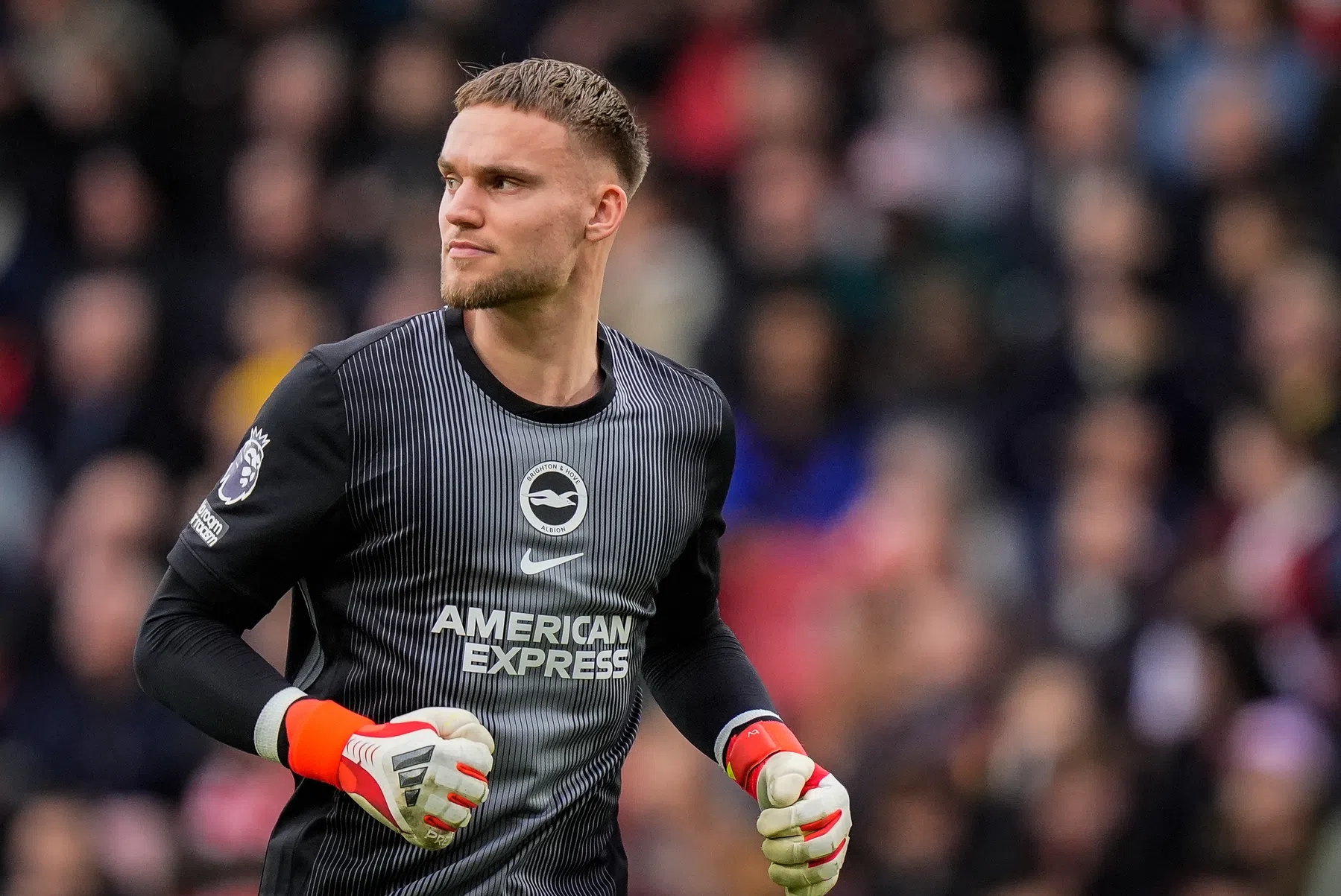 Blunder Verbruggen leidt benauwde zege van Arsenal in