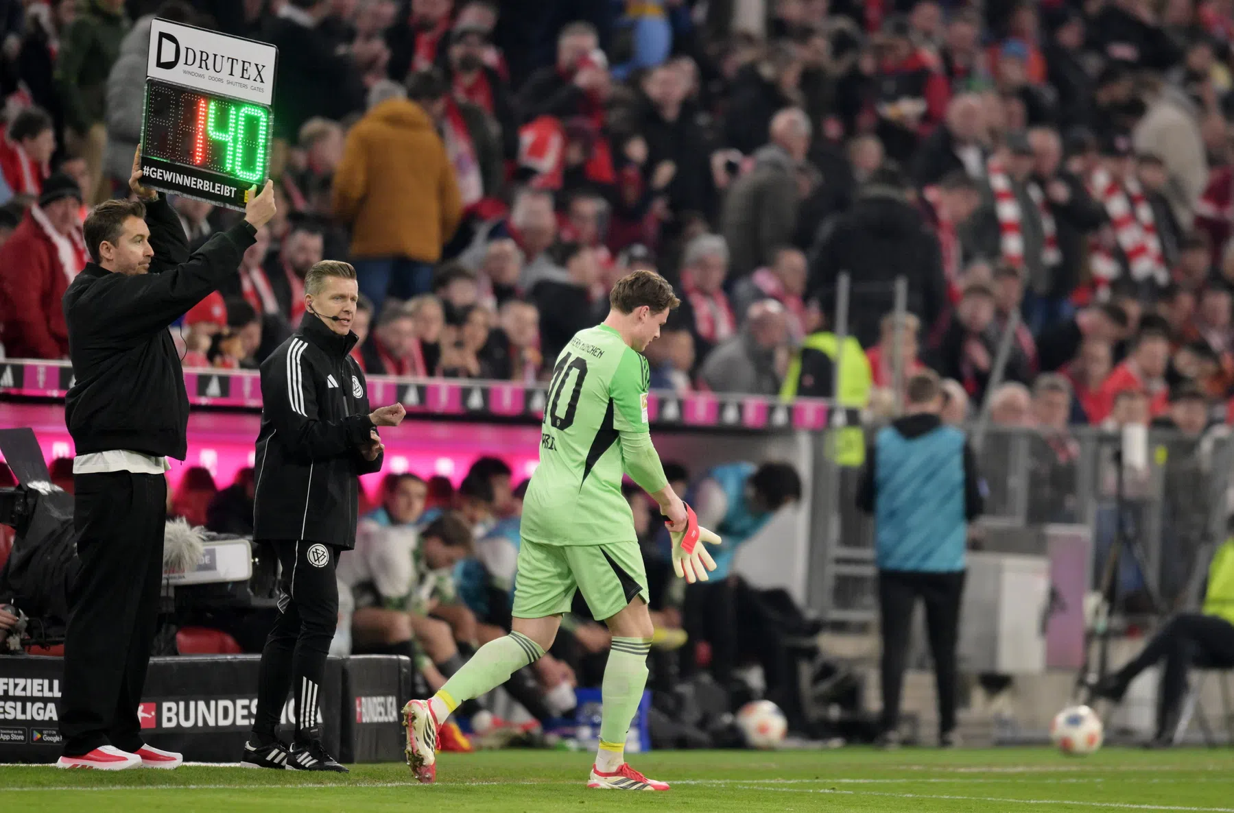 Bayern zet volgende stap richting vroege titel maar ziet Neuer weer uitvallen