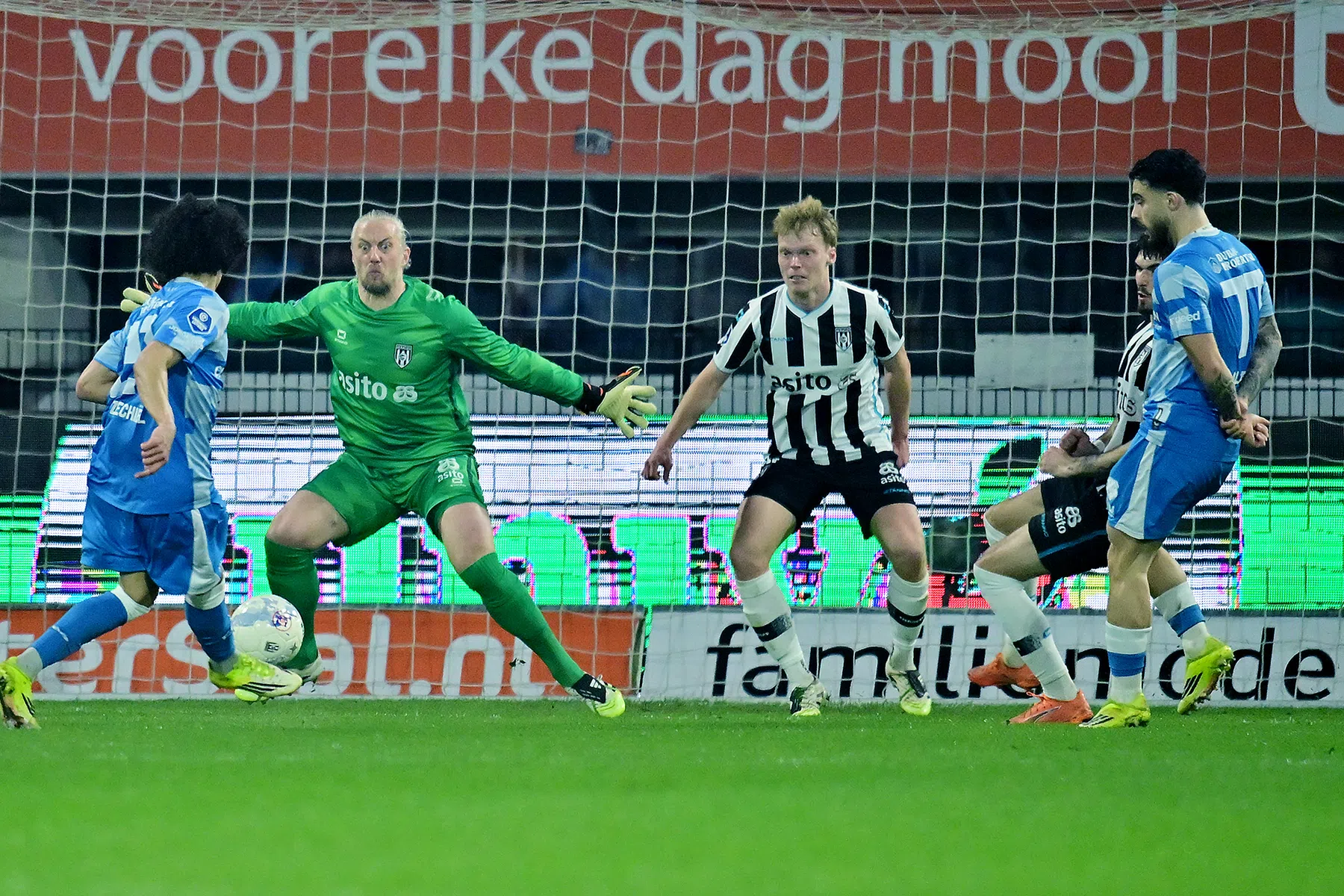 Jubilaris Pasveer helpt Heracles tegen Utrecht aan eerste punt in vijf duels