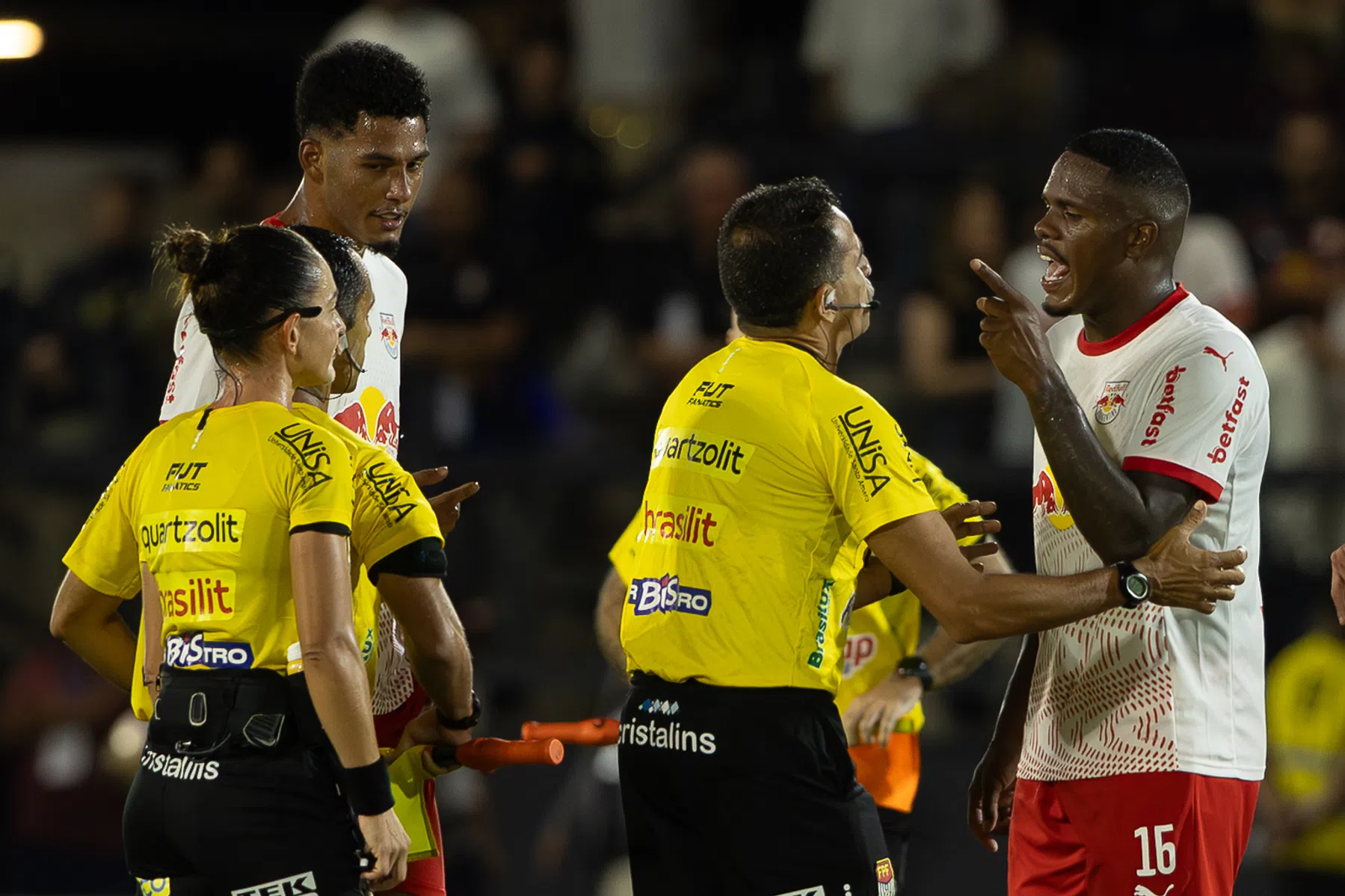 Braziliaan 12 duels geschorst: 'Dit soort potjes moeten vrouwen niet fluiten'