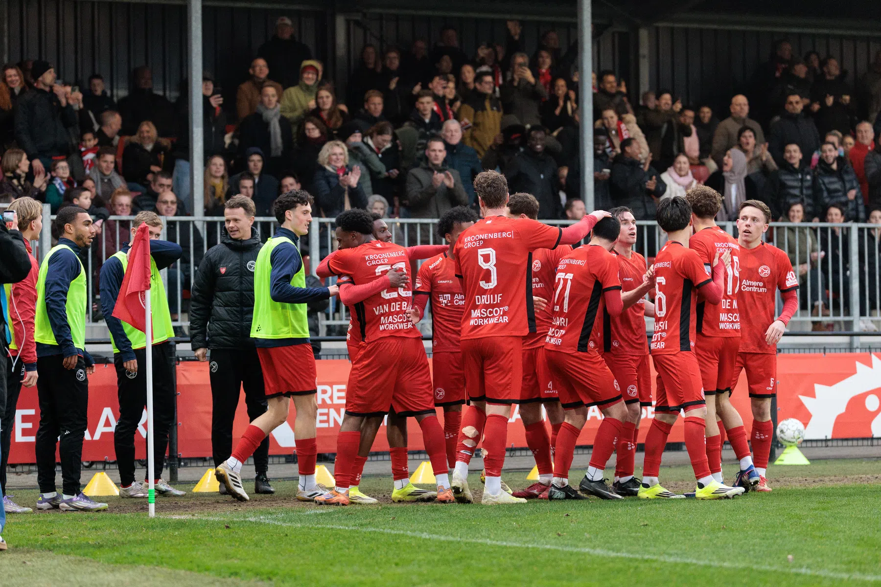 Almere doorbreekt zegereeks koploper ADO en helpt Cambuur een handje