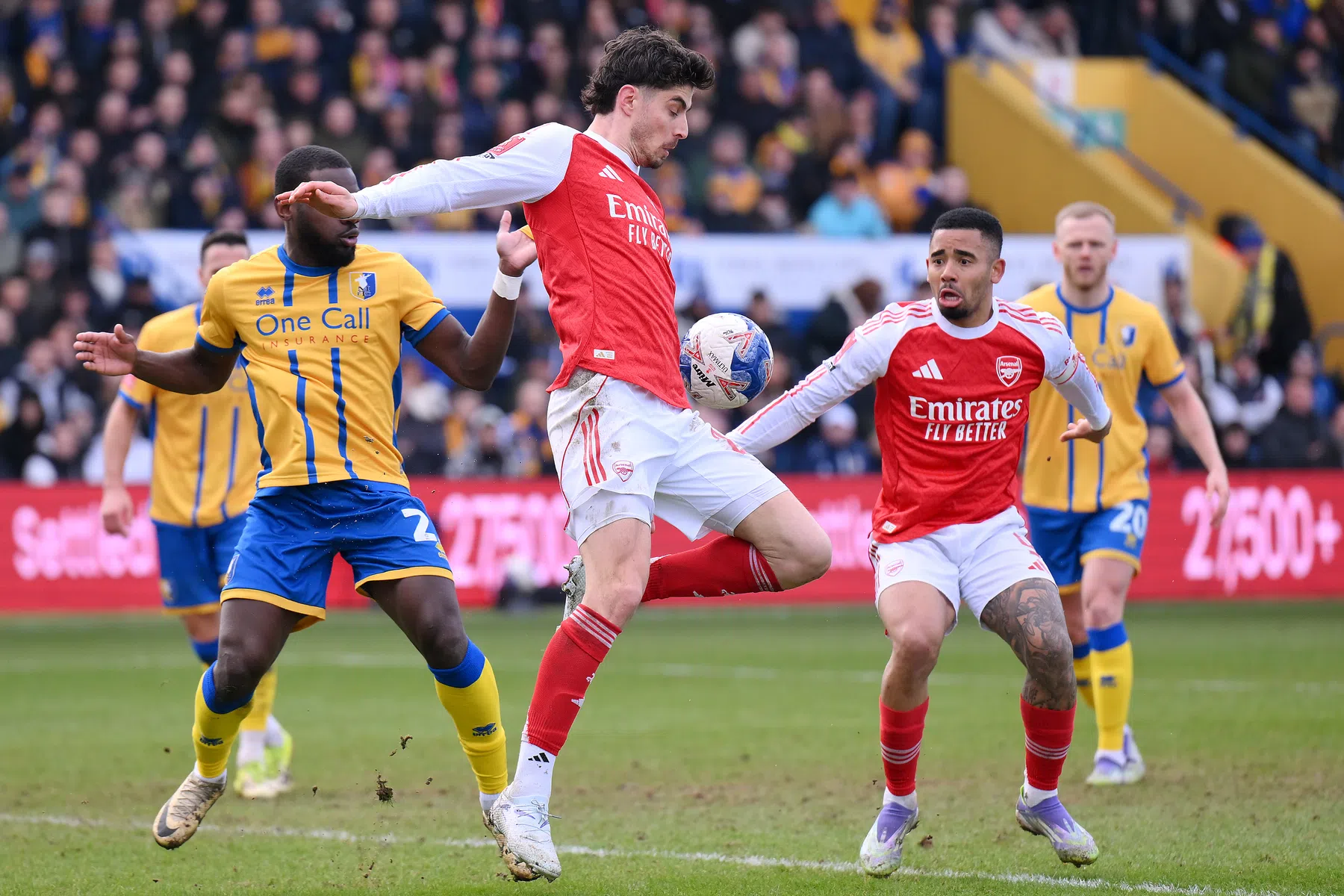 Arsenal verliest twee spelers tijdens moeizame FA Cup-zege op Mansfield