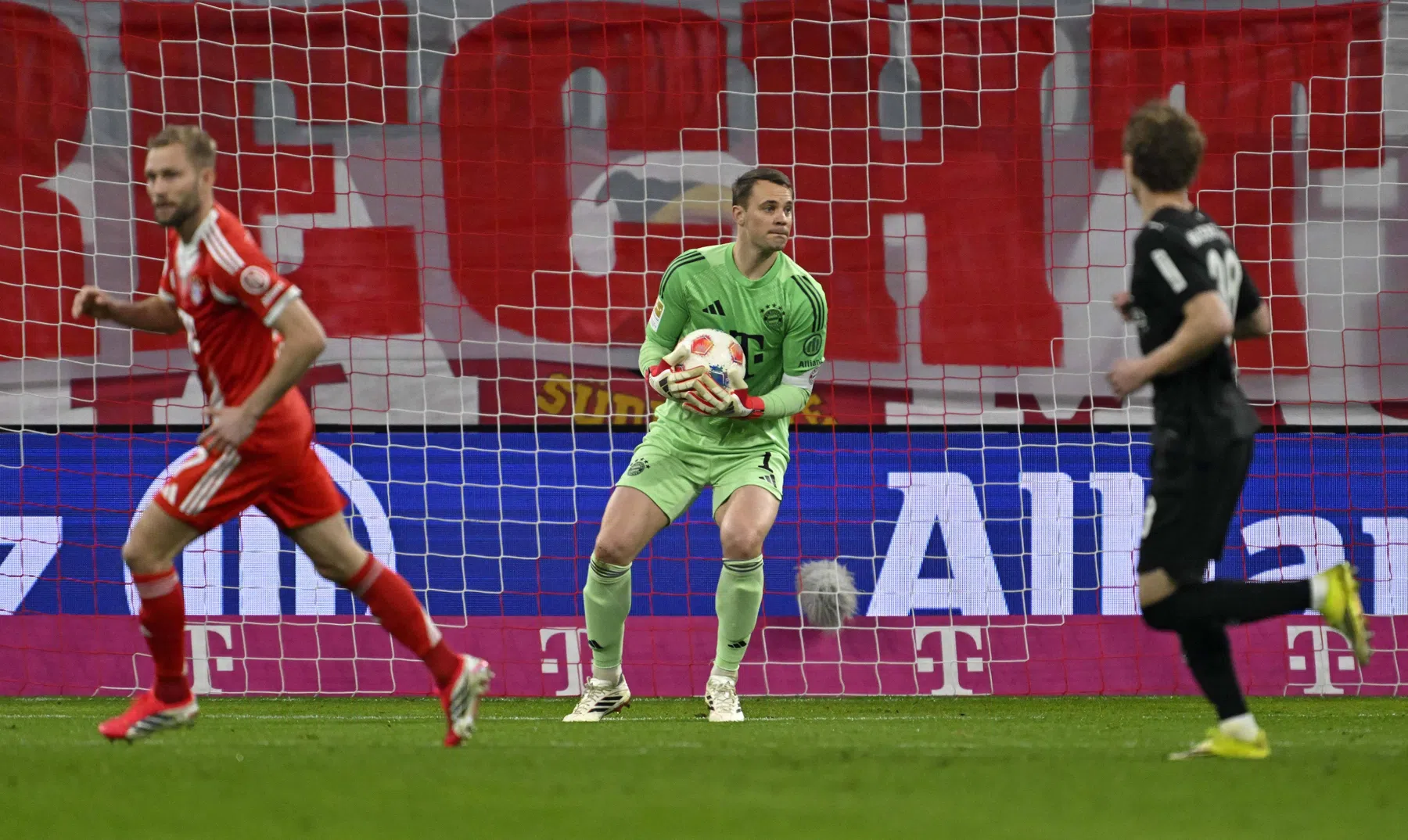 Pas teruggekeerde Neuer raakt weer geblesseerd